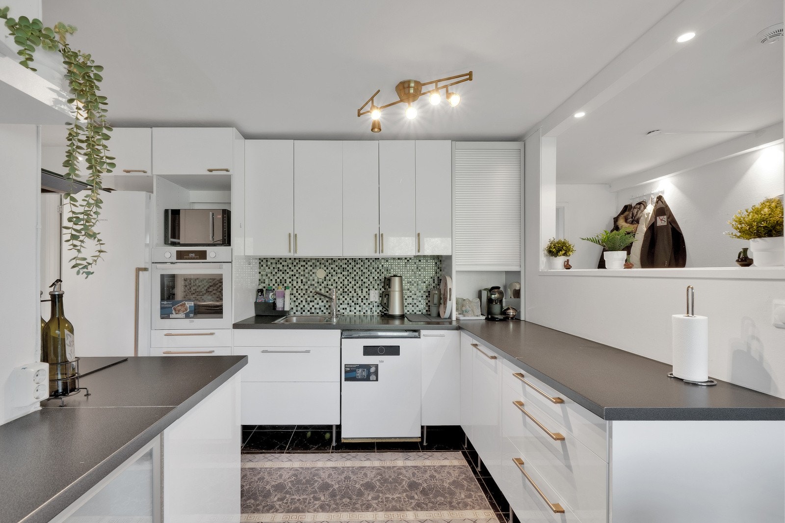 Kjøkkenet fra 2018 fremstår som moderne og velutformet, med åpen løsning mot spiseplassen. Galleribilde