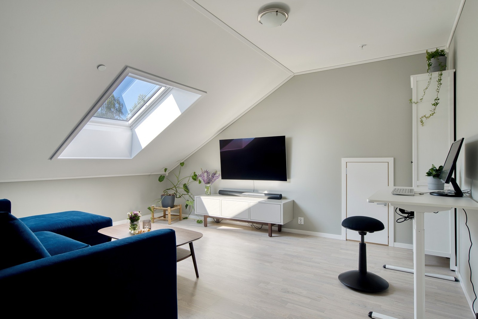 Her er det god plass til sofagruppe, TV og eventuelt et gamingoppsett eller skrivepult Galleribilde