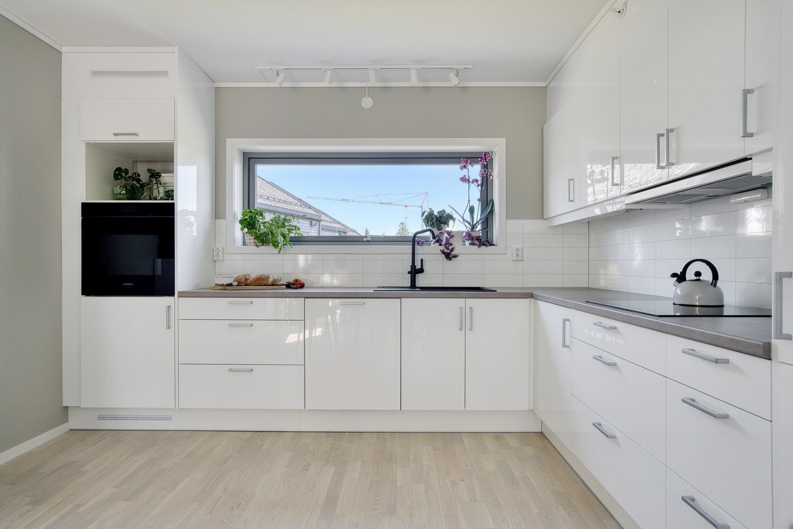 Her får du rikelig med både oppbevaringsplass og benkeplass Galleribilde