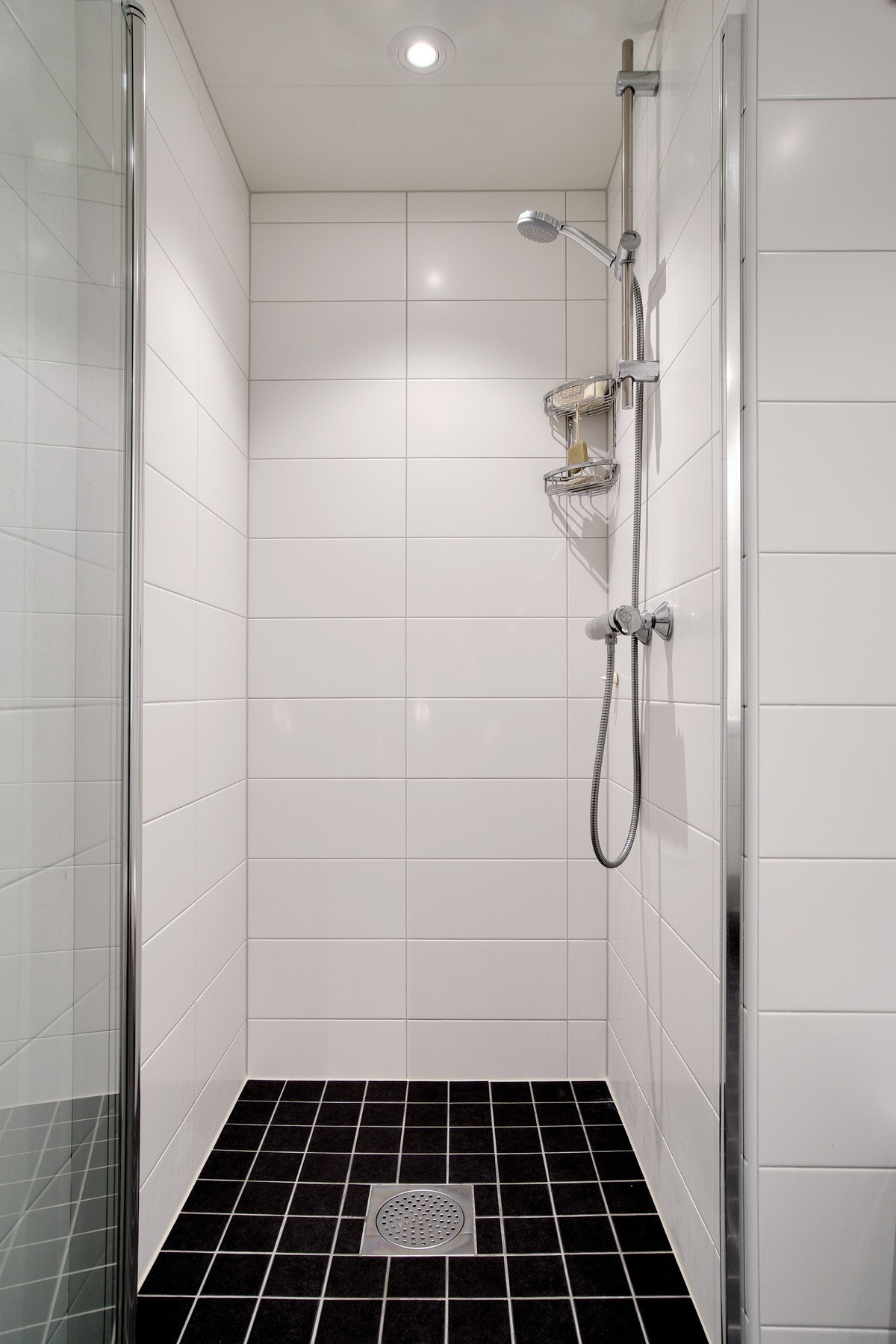 I tillegg har badet spotter i himlingen Galleribilde