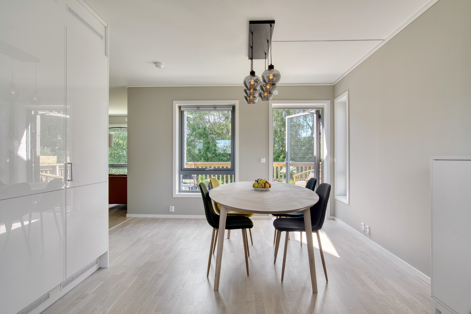 Fra spisestuedelen er det utgang til verandaen Galleribilde