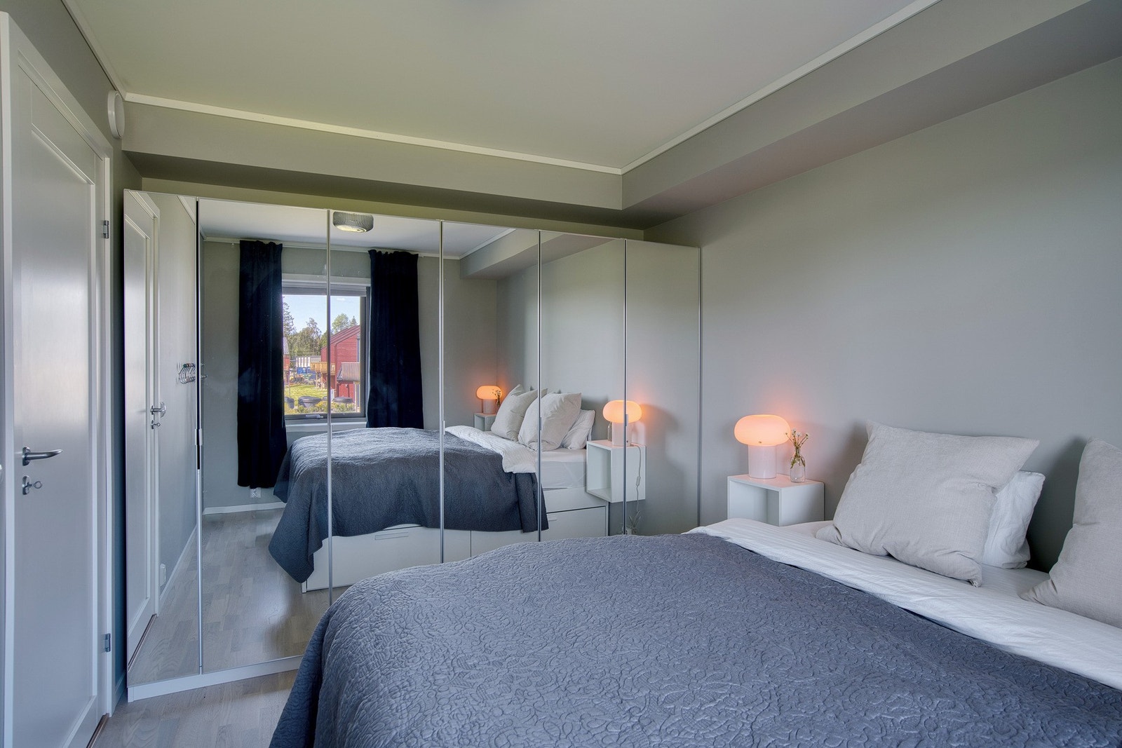 Hovedsoverommet er luftig og har en lun farge på veggene. Rommet er innredet med dobbeltseng og garderobeskap Galleribilde