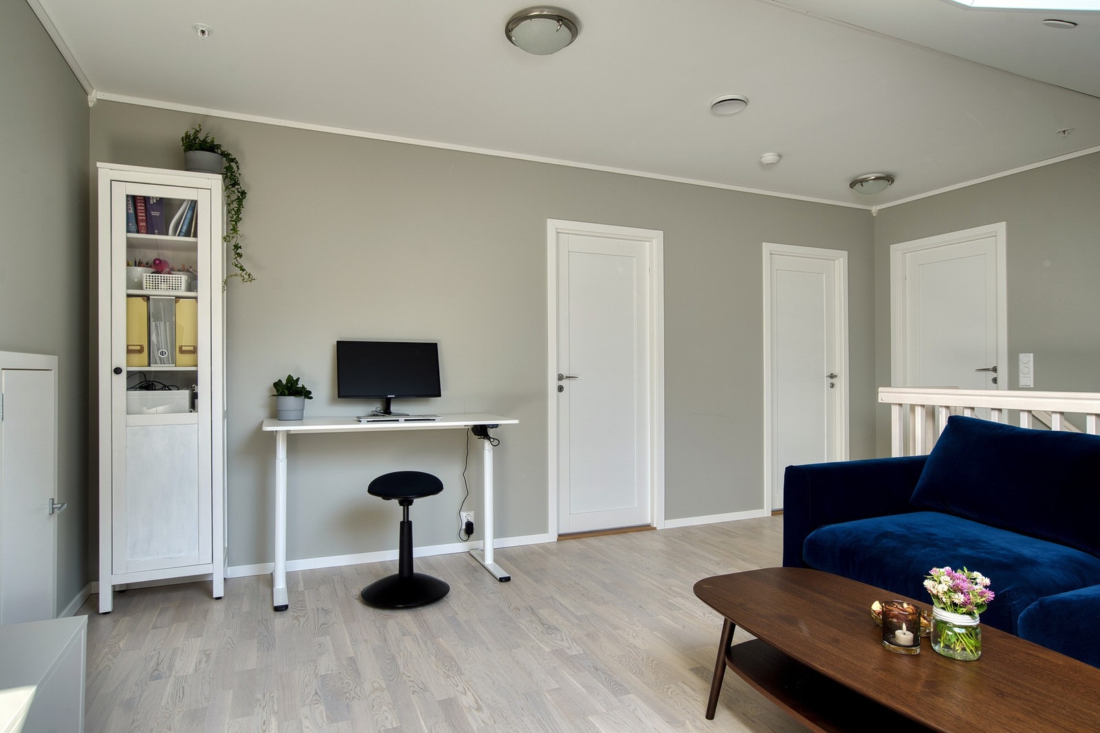 Rommet fungerer ypperlig som et supplement til hovedstuen i etasjen under, og gir familien flere soner å oppholde seg i Galleribilde