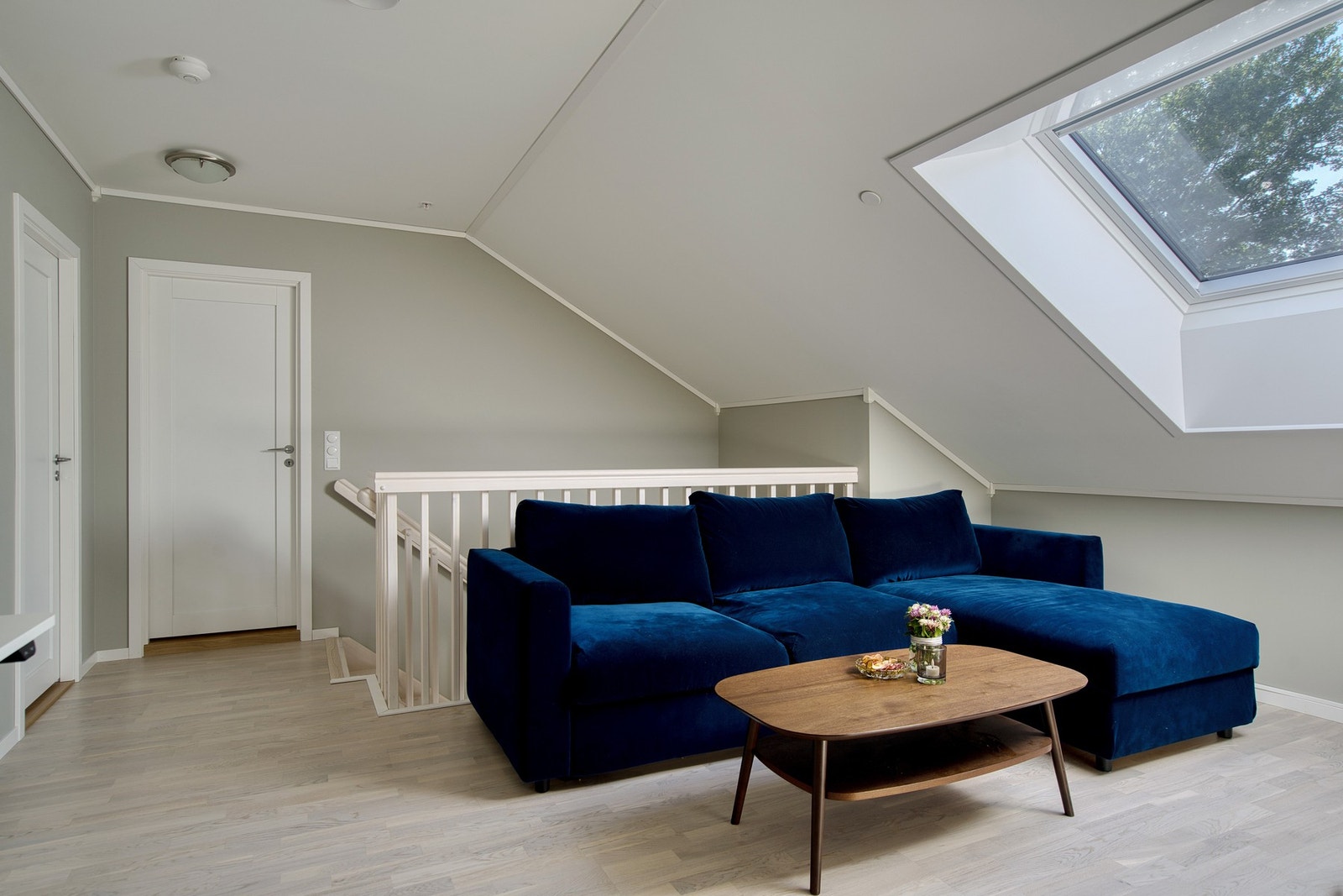 Koselig loftstue med takvindu og integrert solskjerming Galleribilde