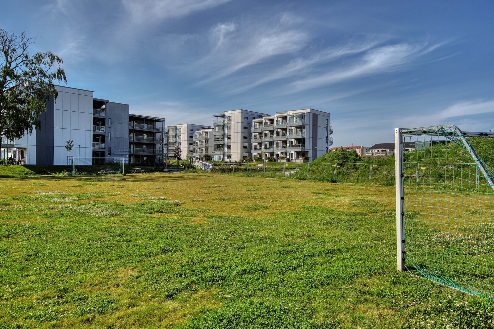 Det er også en stor plen med fotballmål for de som er glad i fotball Galleribilde