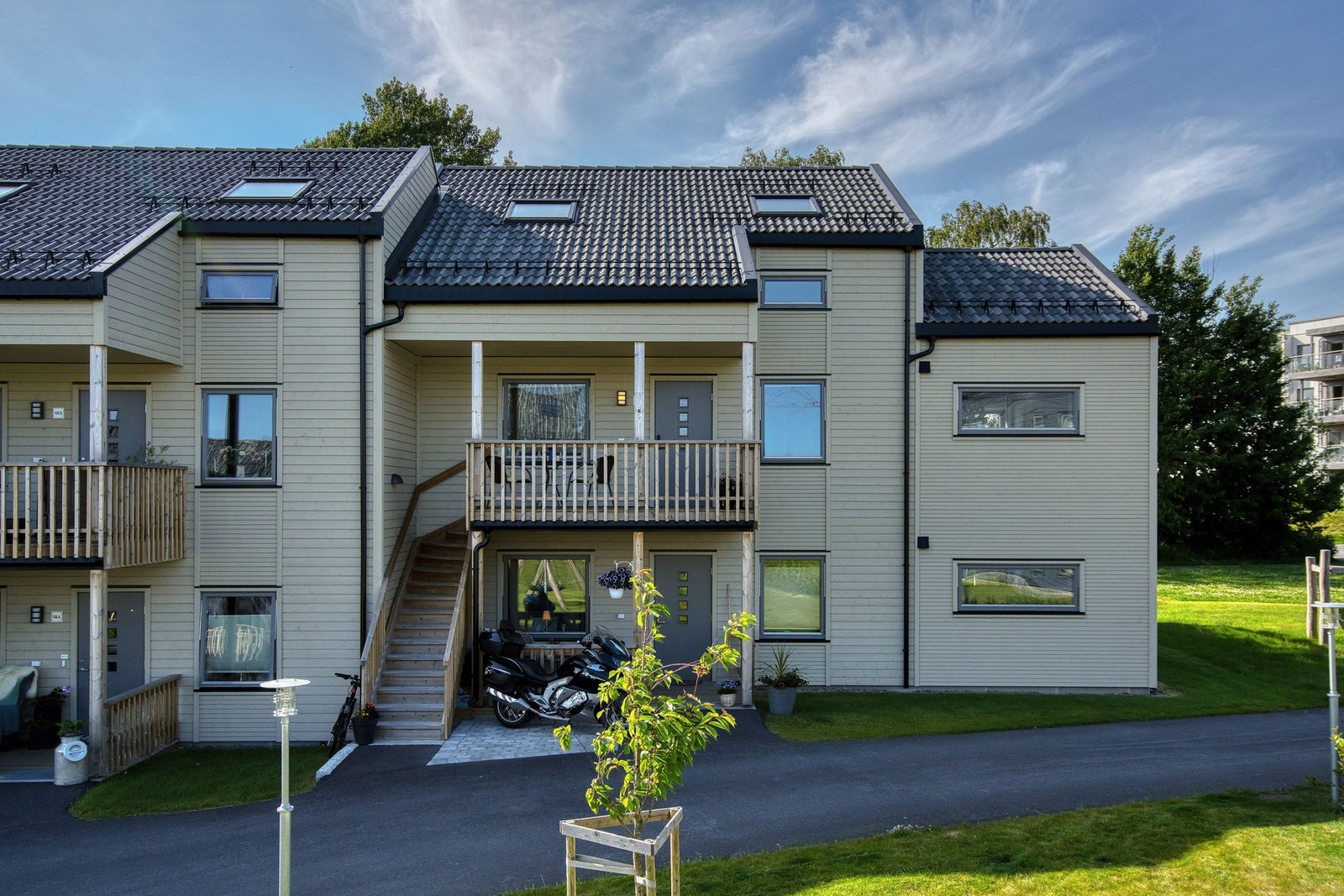 Leiligheten ligger i byggets andre etasje og går over to plan Galleribilde