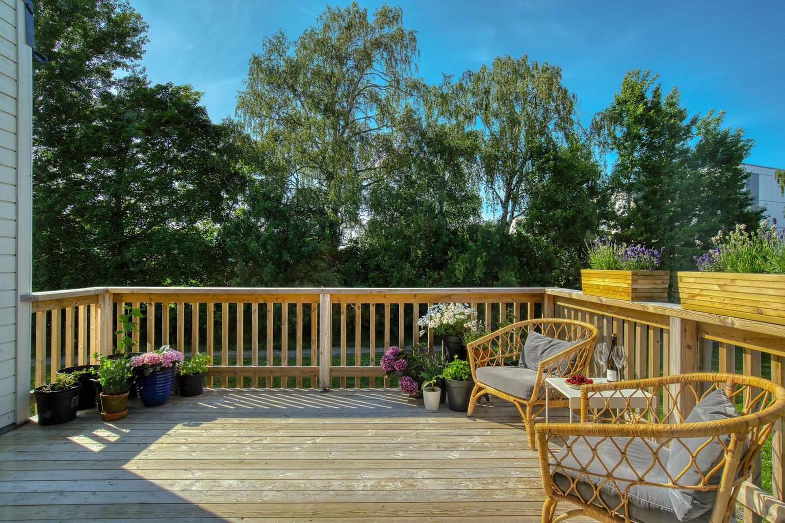 Terrassen har god plass til både sittegruppe, grill og blomsterkasser Galleribilde