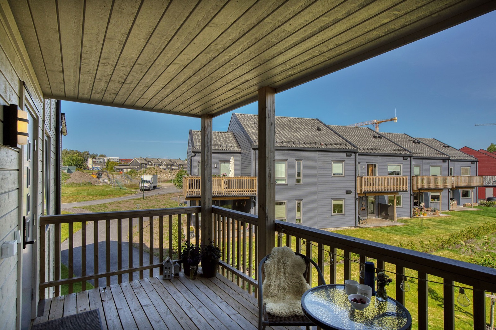 Inngangspartiet vender øst - her kan morgenkaffen nytes Galleribilde