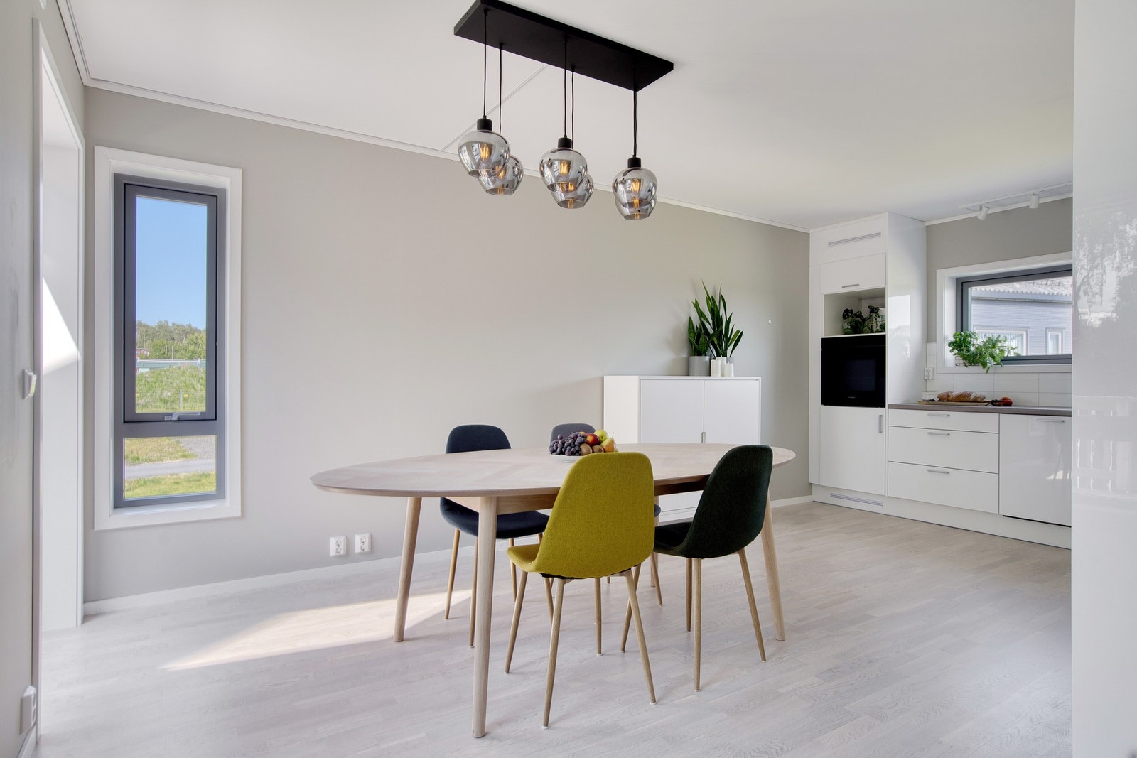 Spisestuen ligger naturlig plassert mellom stue og kjøkken Galleribilde
