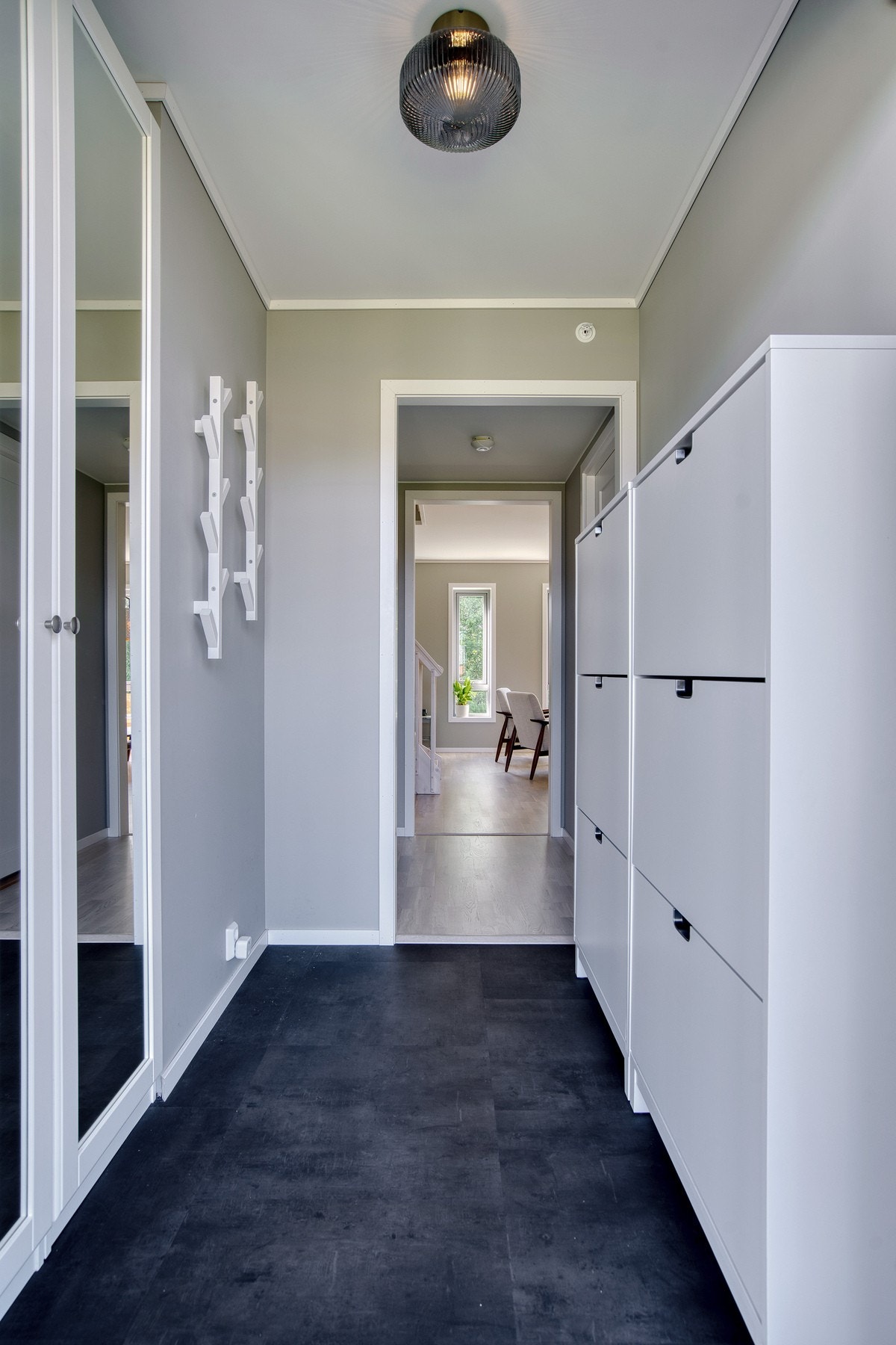 Velkommen inn. I entreen er det god plass til å sette fra seg sko og yttertøy Galleribilde