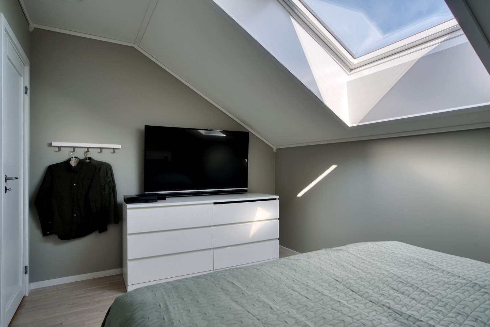 Takvinduene i andre etasje har integrert solskjerming Galleribilde