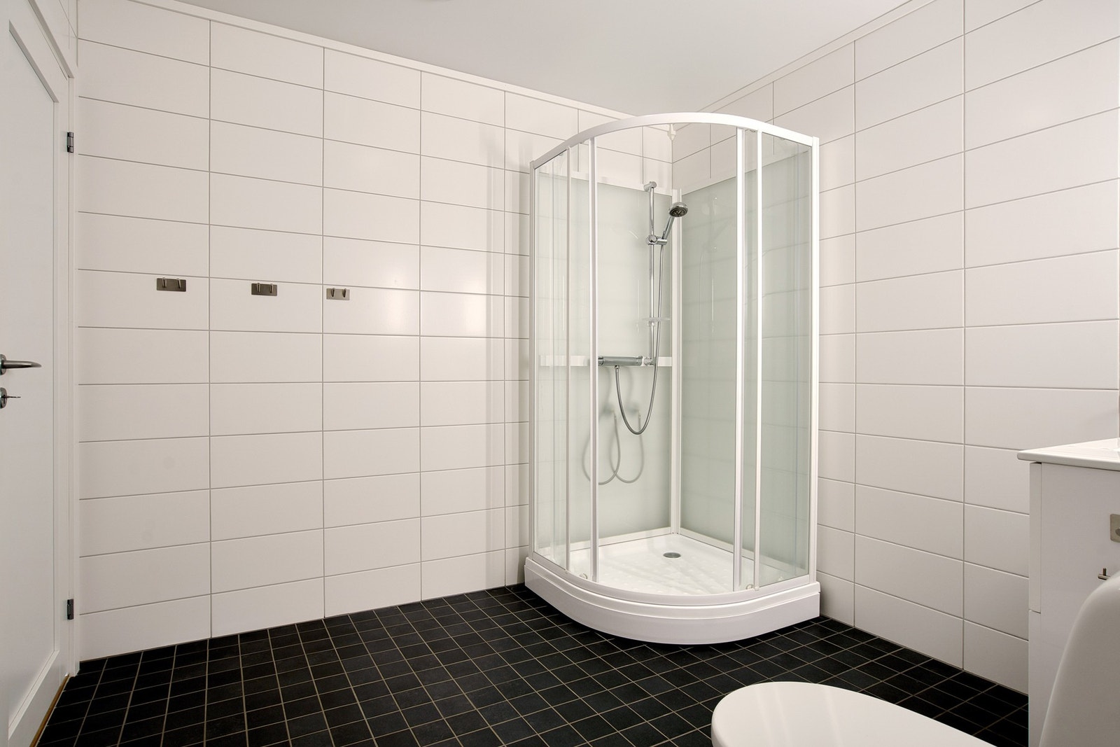 Badet i andre etasje er romslig og har samme gjennomførte flisvalg som i hovedetasjen, samt varmekabler i gulv Galleribilde