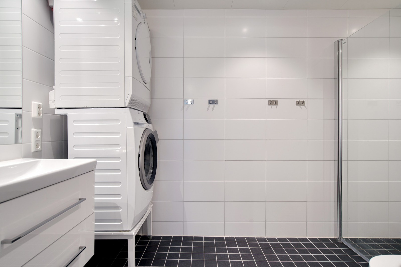 Badet i hovedetasjen fremstår som et moderne og praktisk rom Galleribilde