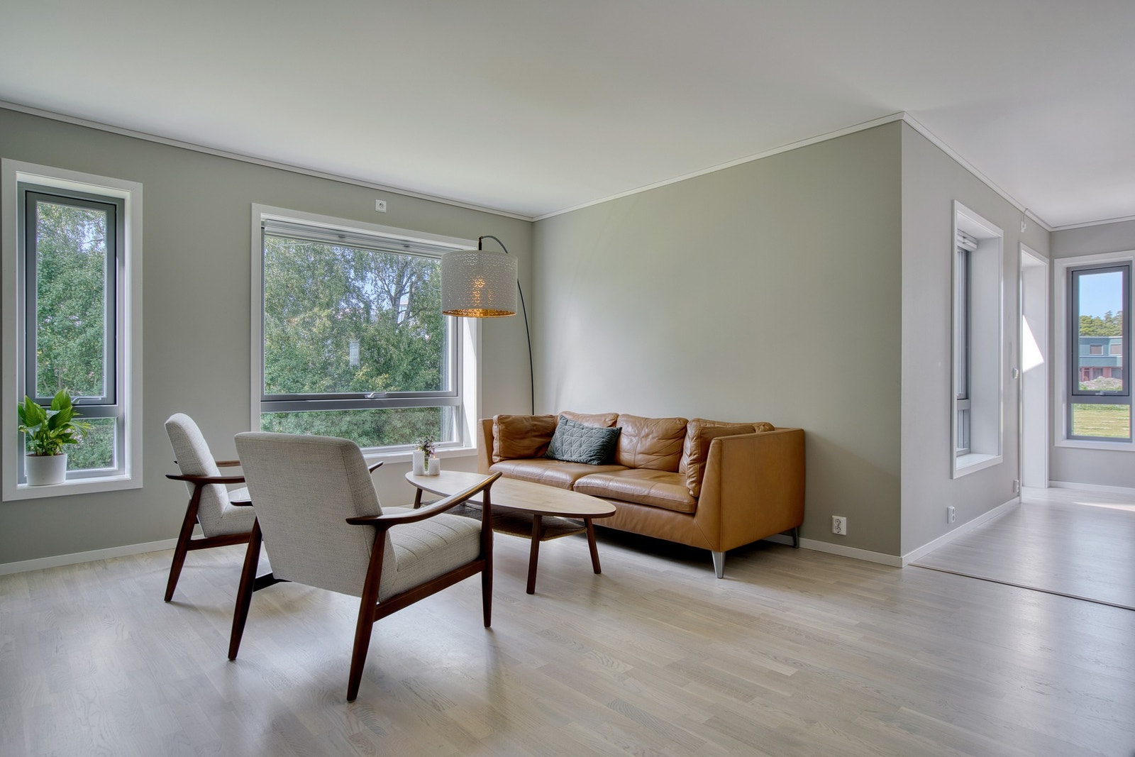 Store vindusflater slipper inn rikelig med naturlig dagslys Galleribilde