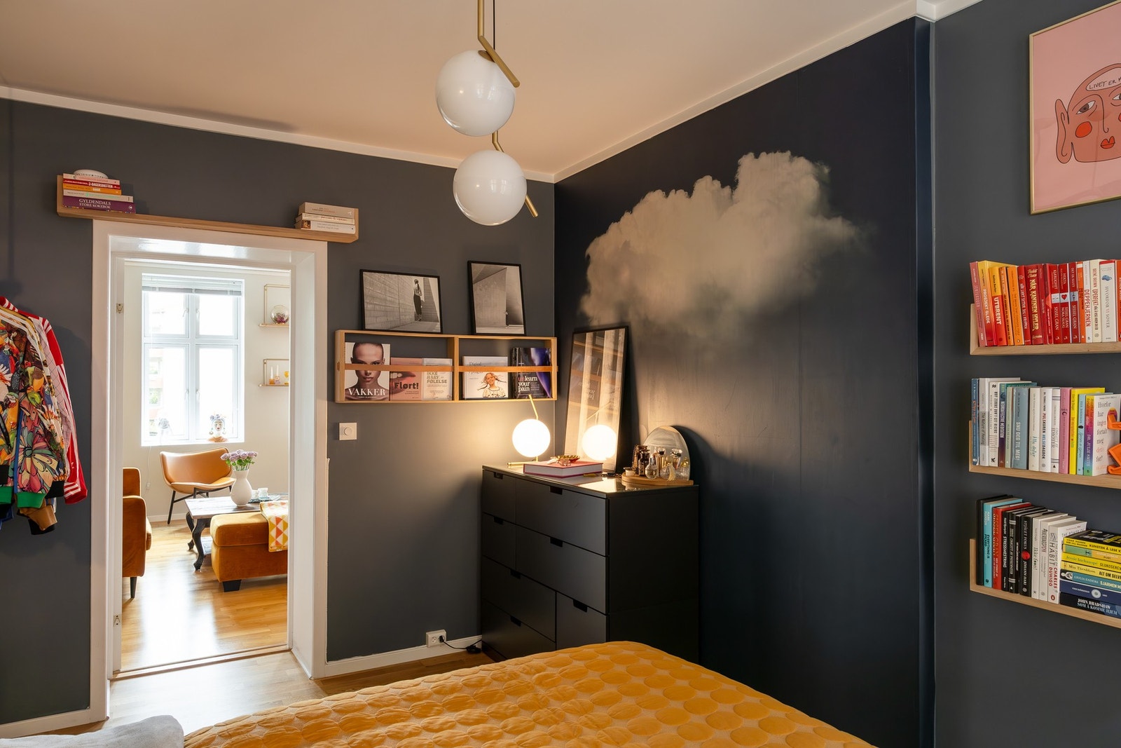 Soverommet har god plass til ekstra oppbevaringsløsninger eller skrivebord for hjemmekontor. Galleribilde