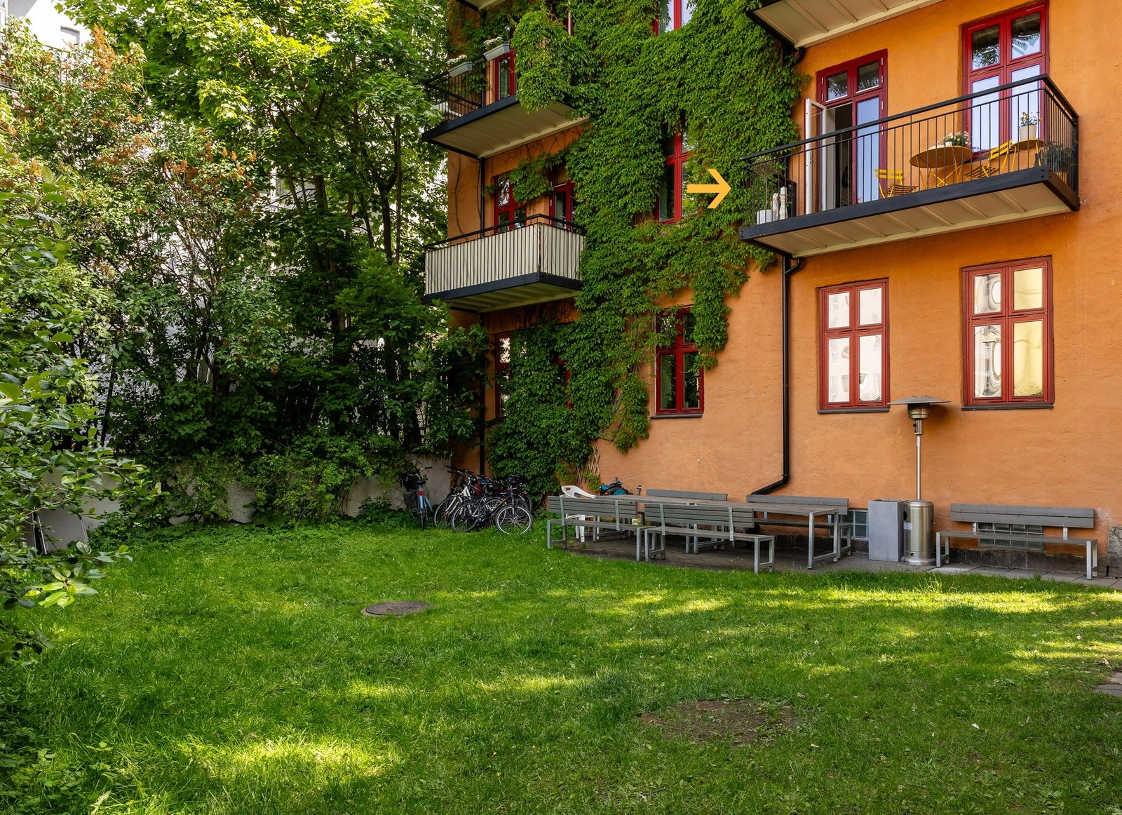 Felles bakgård med opparbeidet plenareal og sittegrupper til fri bruk. Galleribilde