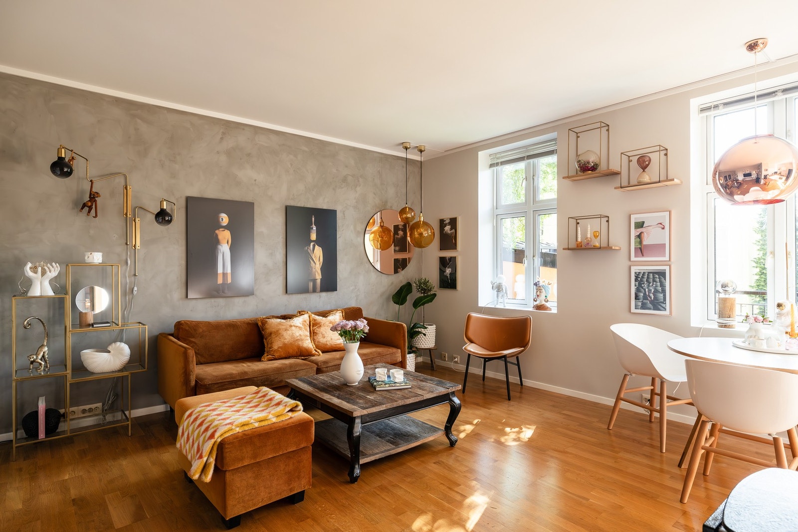 Flere av leilighetene i bygningen har avdekket stukkatur og rosett bak nedsenket tak - kanskje finner du det her også? Galleribilde