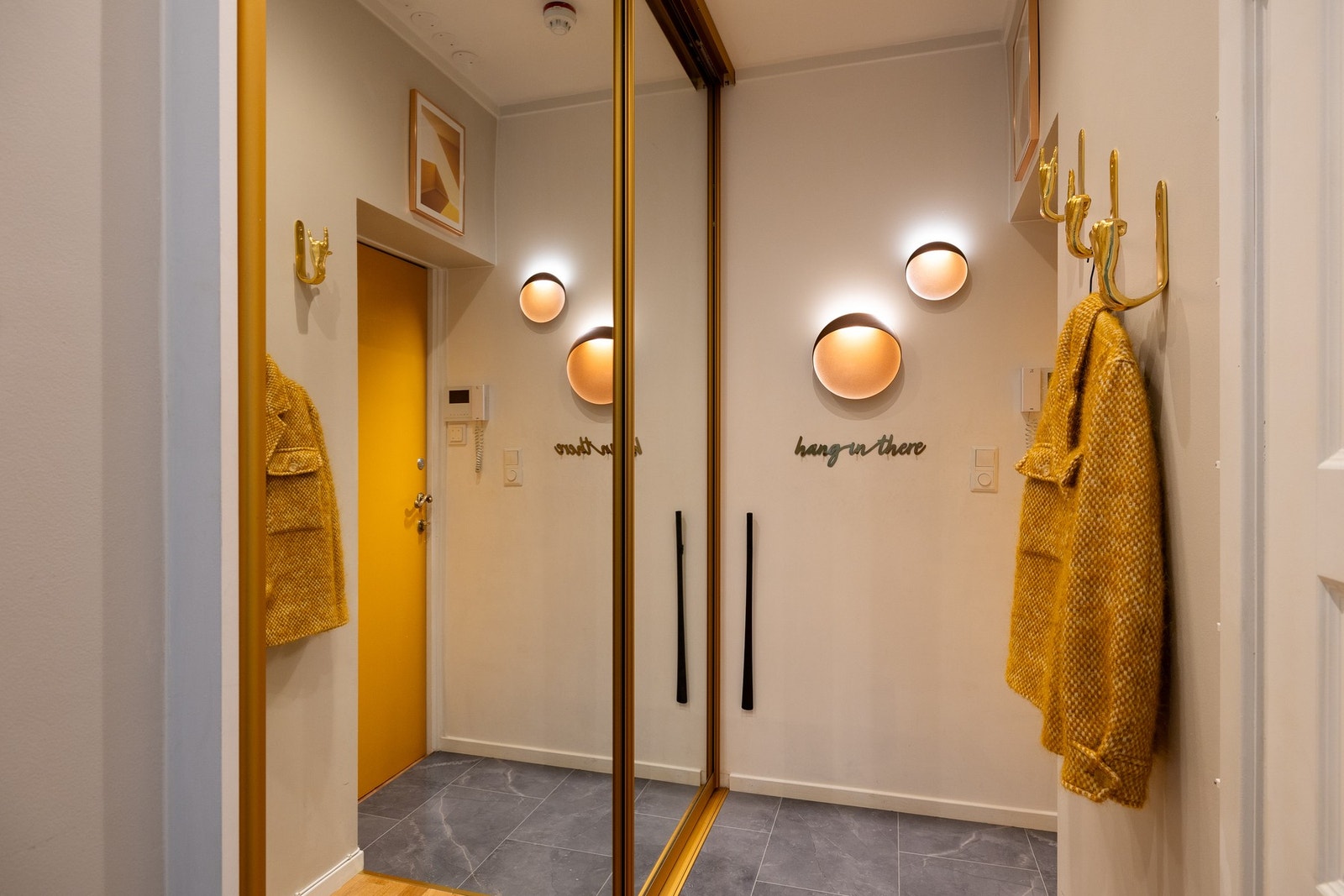 Lys entré med masse oppbevaringsplass i skyvedørsgarderoben. Galleribilde