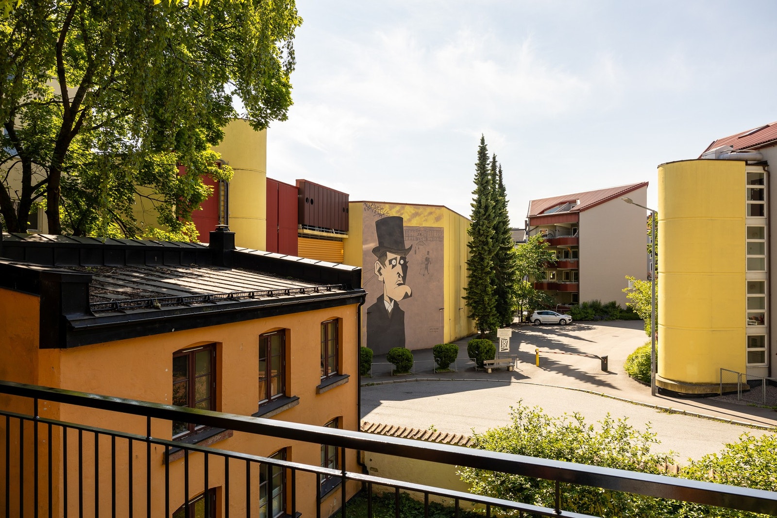 Balkongen vender vestover mot rolig blindgate med lite trafikk. Galleribilde