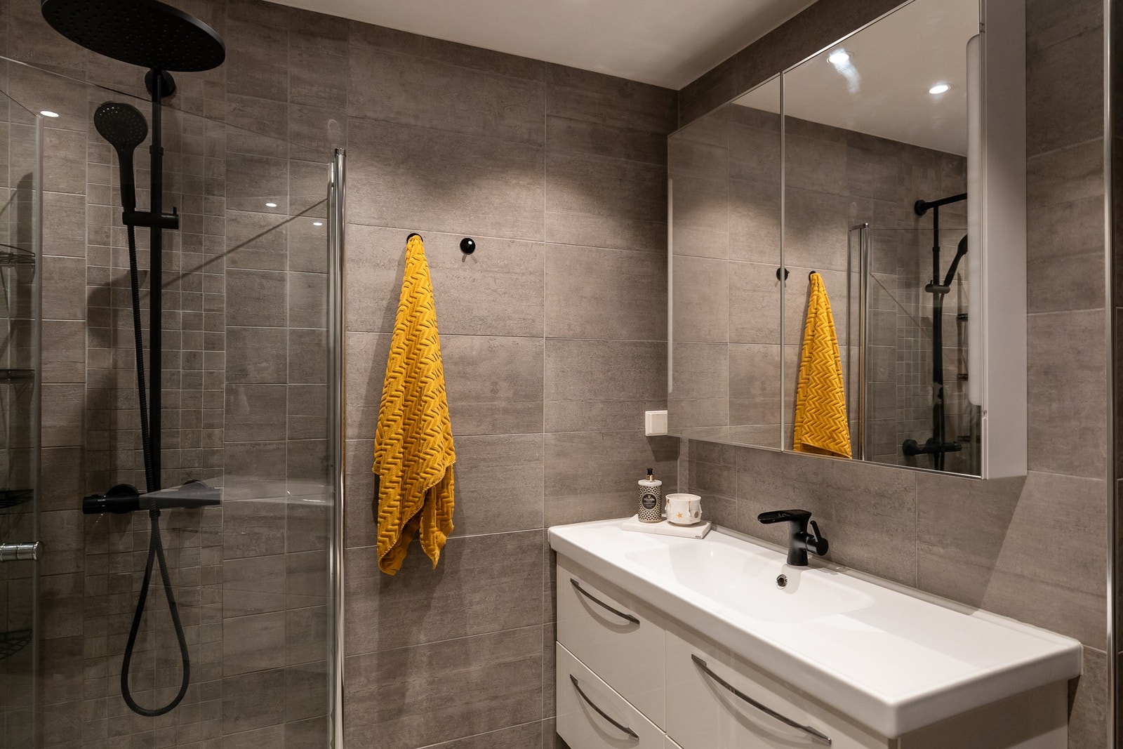 Badet ble oppusset i 2014 og er innredet i tidløse fargevalg. Galleribilde