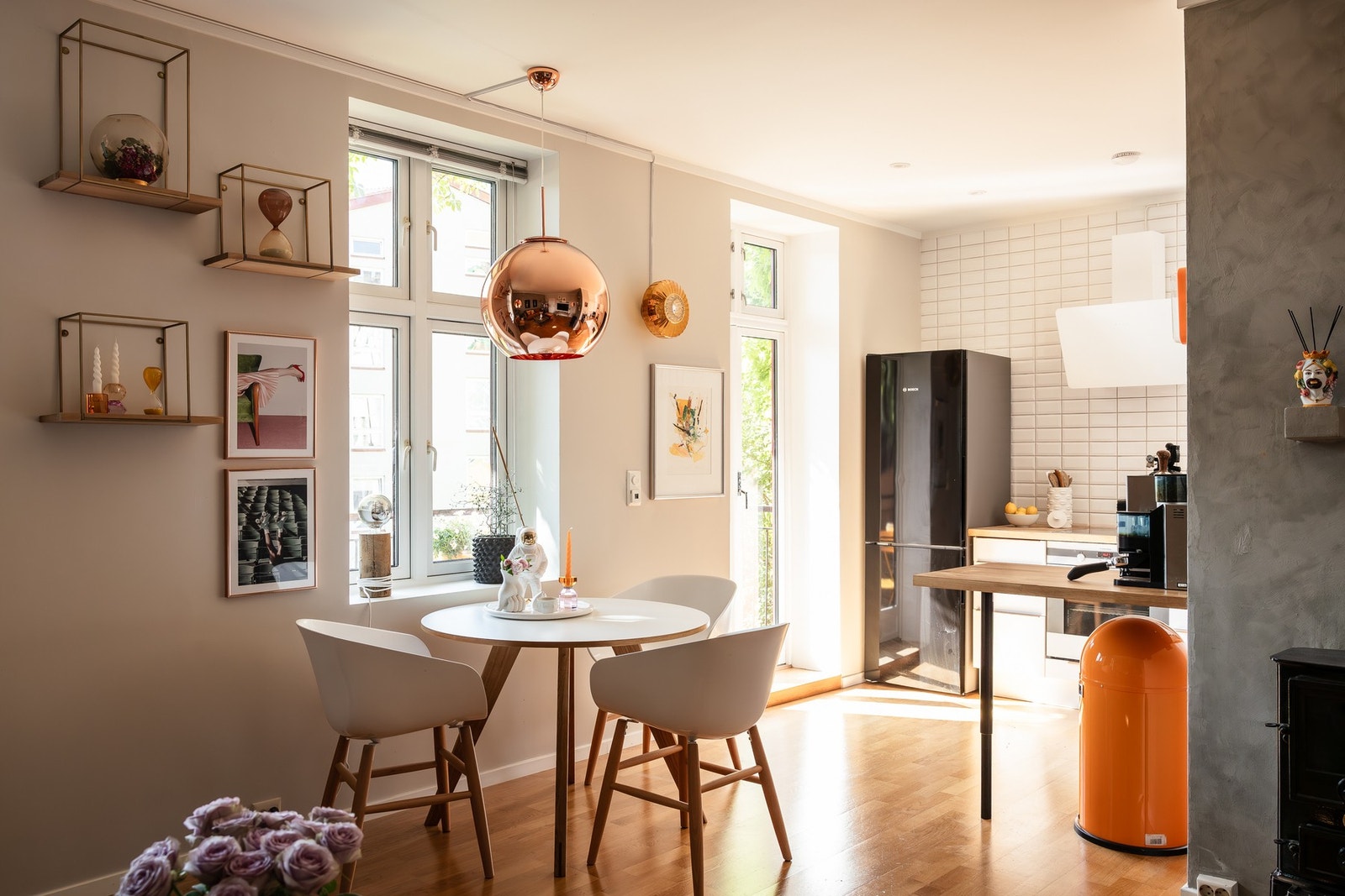 Boligen har store vindusflater som slipper inn rikelig med lys og fra kjøkkenet har du adkomst til balkong på 5,4 kvm. Galleribilde