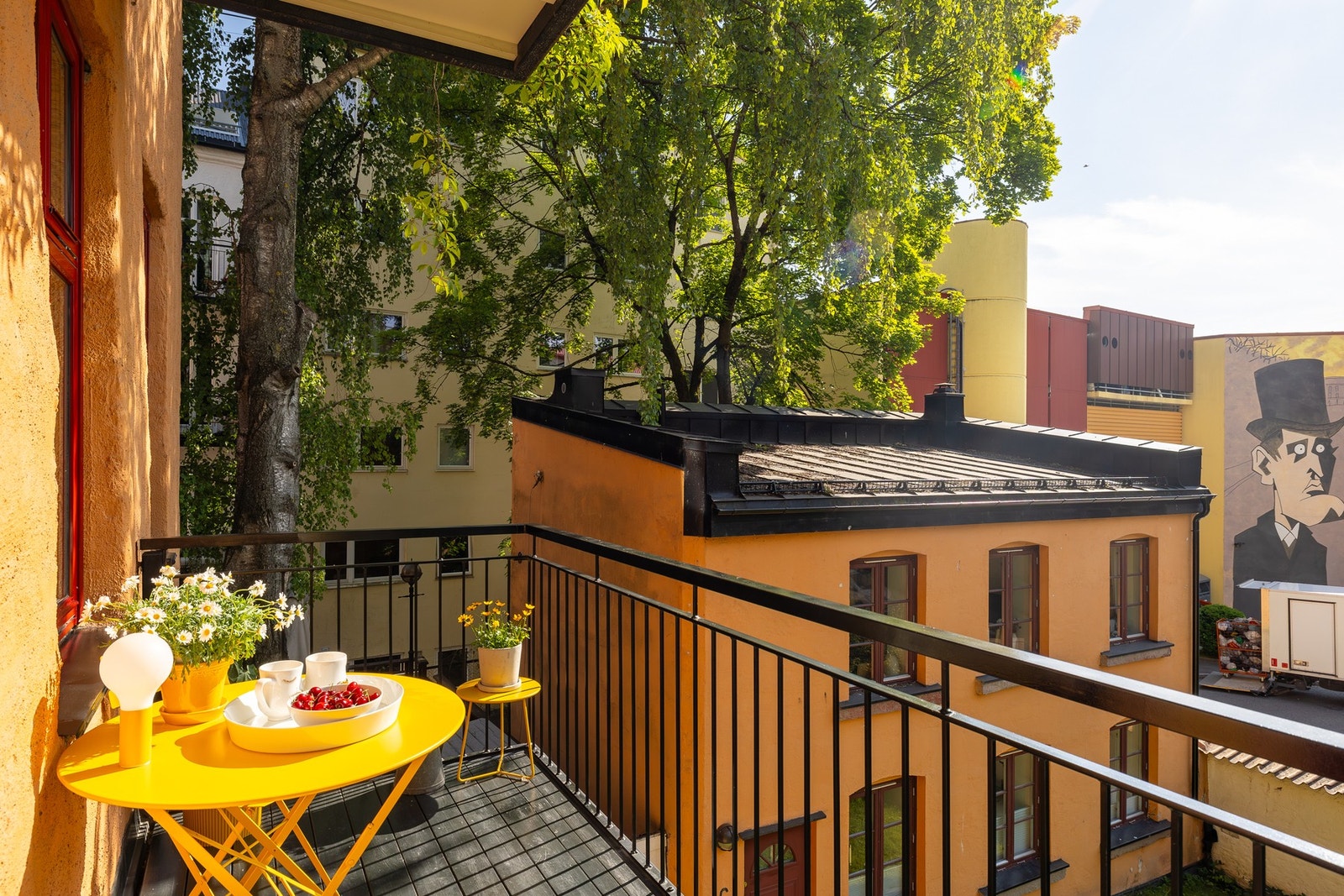 En lys og innbydende 2(3)-romsleilighet med solrik balkong og klassisk vedovn som sørger for lun oppvarming og reduserte strømkostnader på vinterstid. Galleribilde