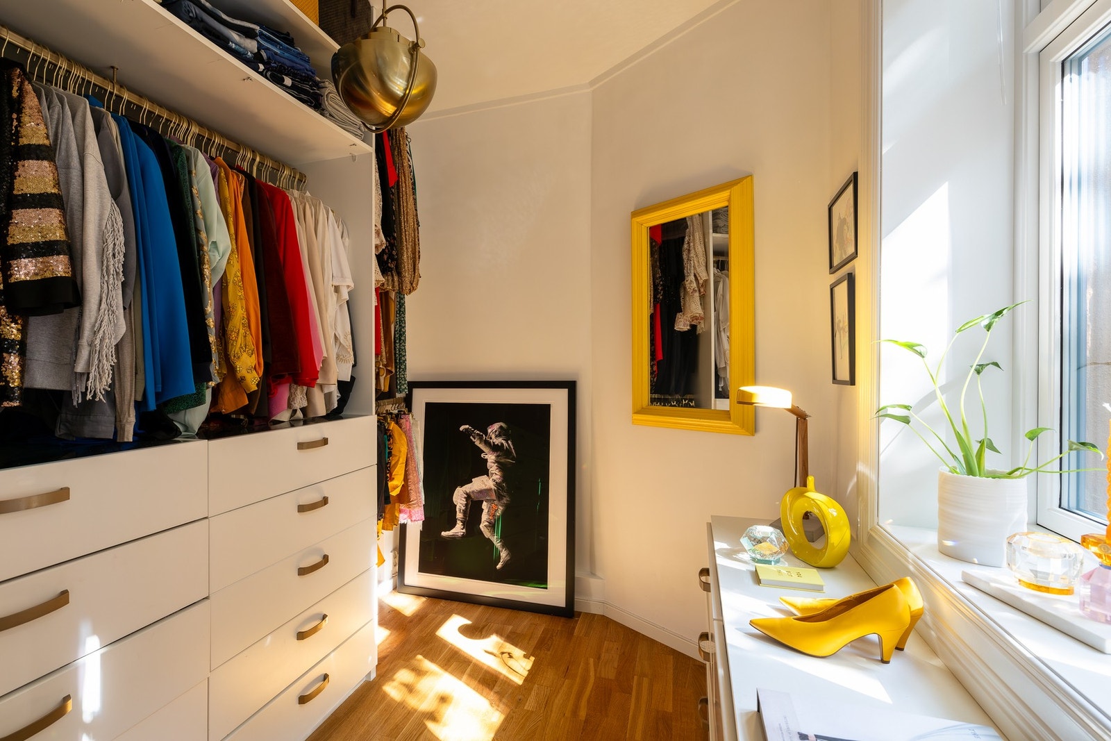 I tilknytning til soverommet har du en romslig walk in-garderobe. Rommet ble tidligere benyttet til barnerom. Galleribilde