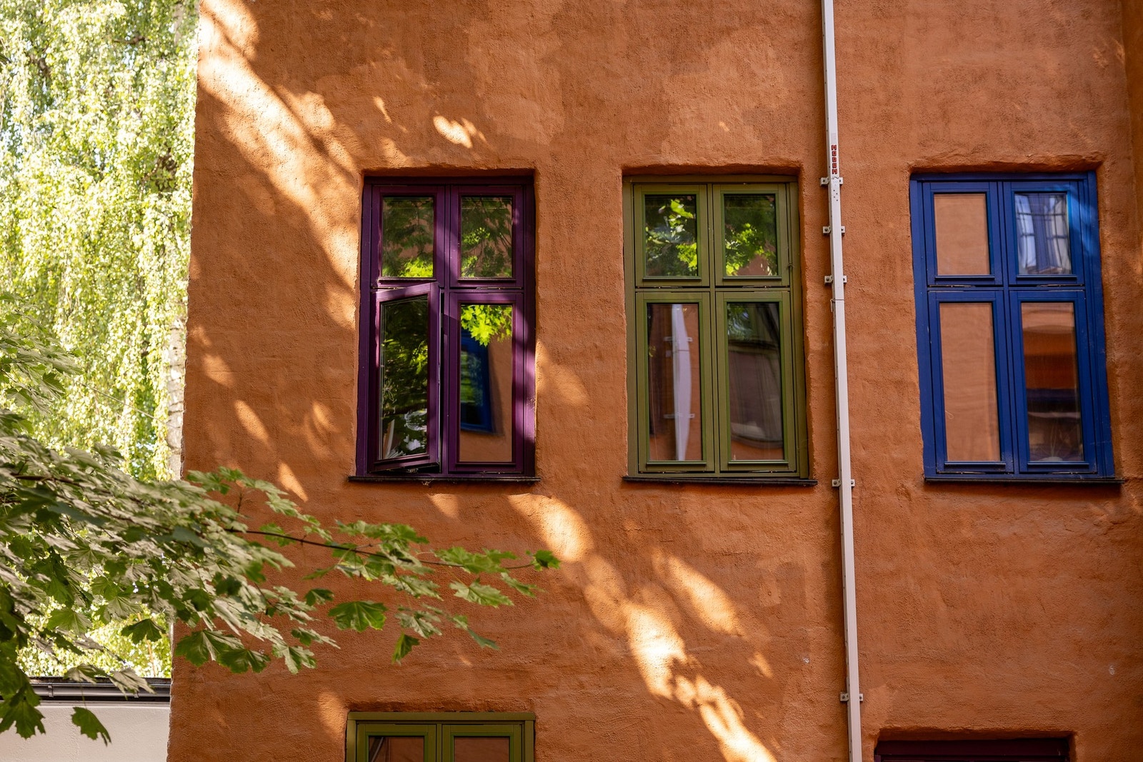 Med tilbaketrukket beliggenhet i rolig bakgård, kan du få roen rundt deg og samtidig ha det yrende bylivet like utenfor. Galleribilde