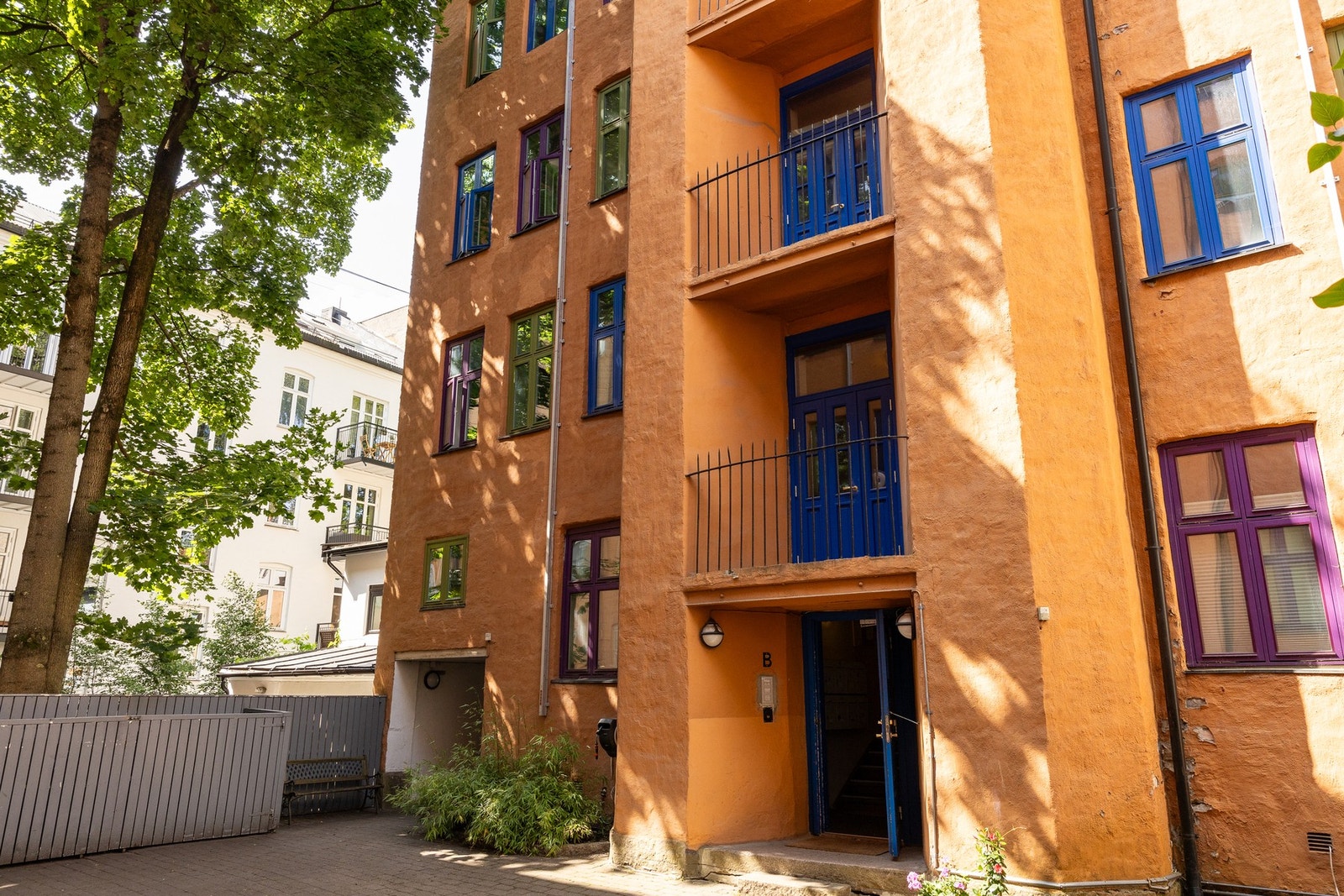 Bygningen ligger skjermet til i indre gårdsrom. Galleribilde