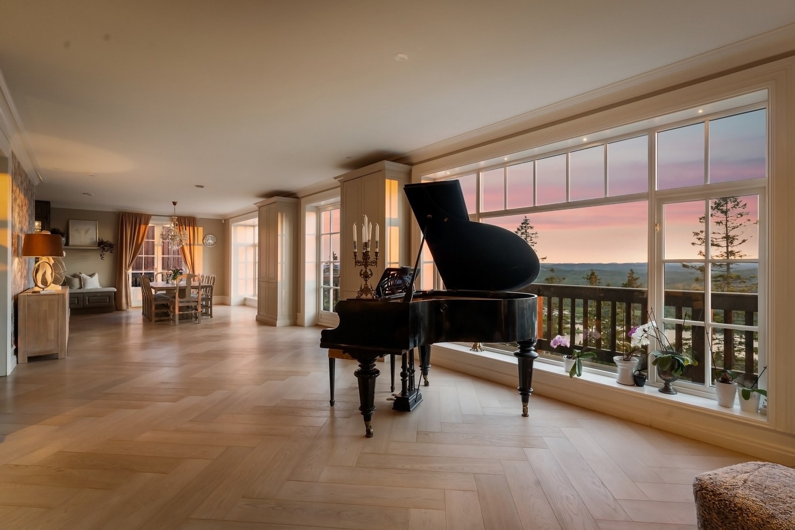 Langs hele stuen kan du nyte uhindret utsikt i flere retninger. Galleribilde