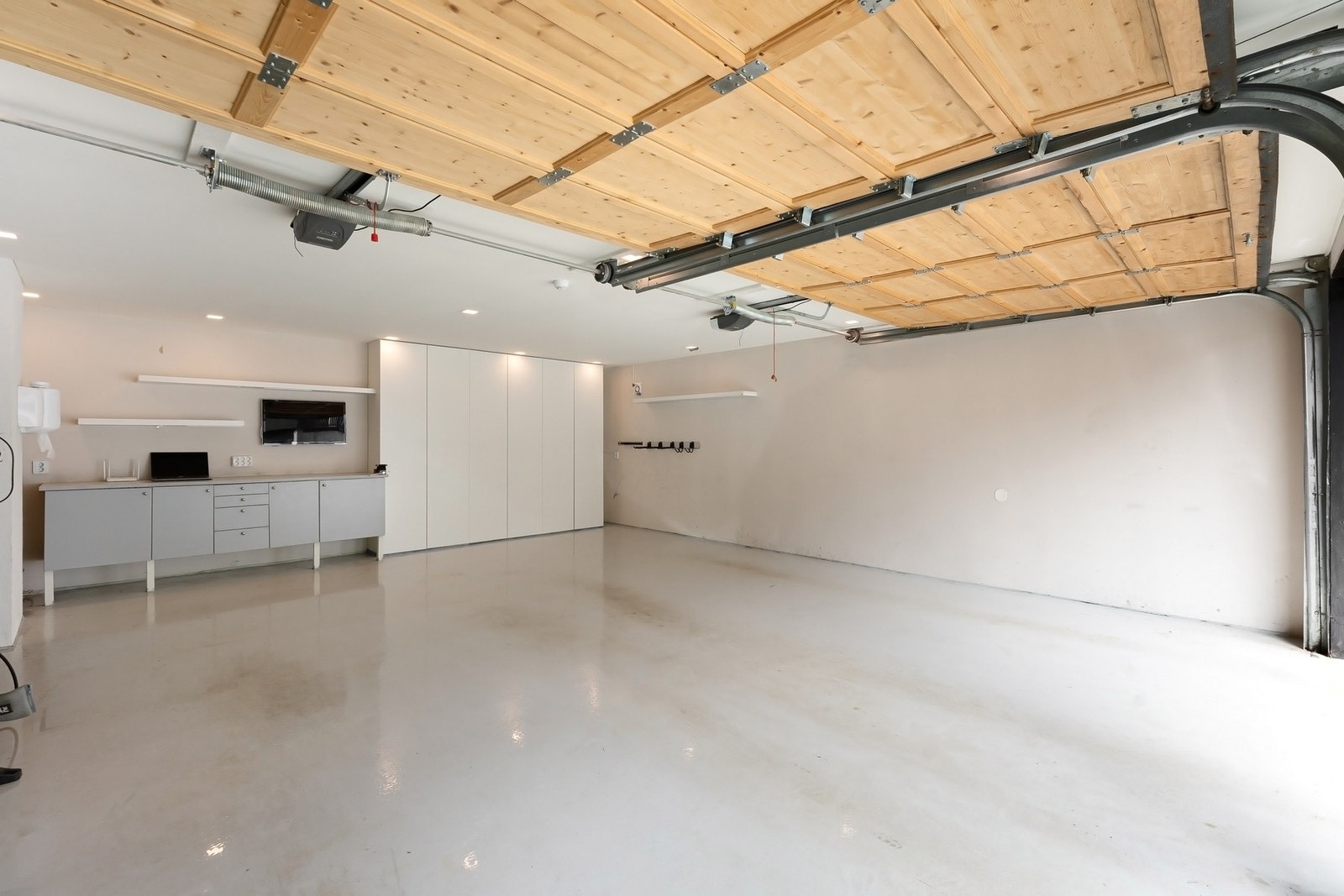 Stor garasje med plass til 2 biler og god skap- arbeidsplass. Galleribilde