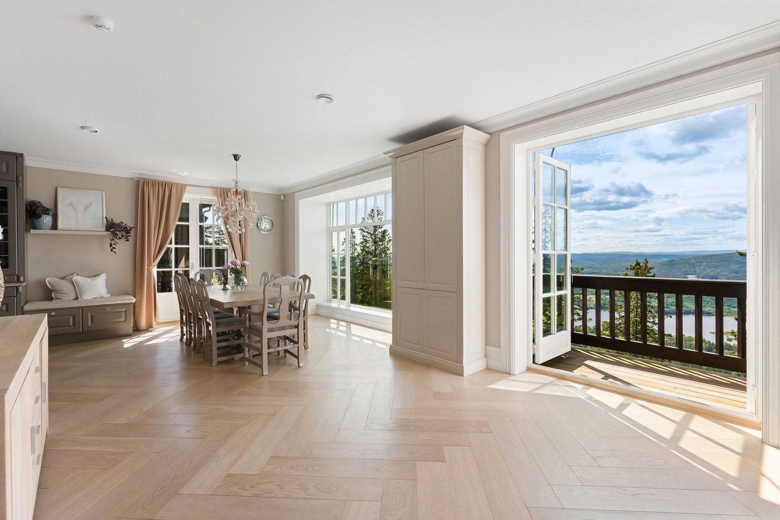 Utgang til terrasse med vakker utsikt mot Bærumsmarka og Nordmarka. Galleribilde