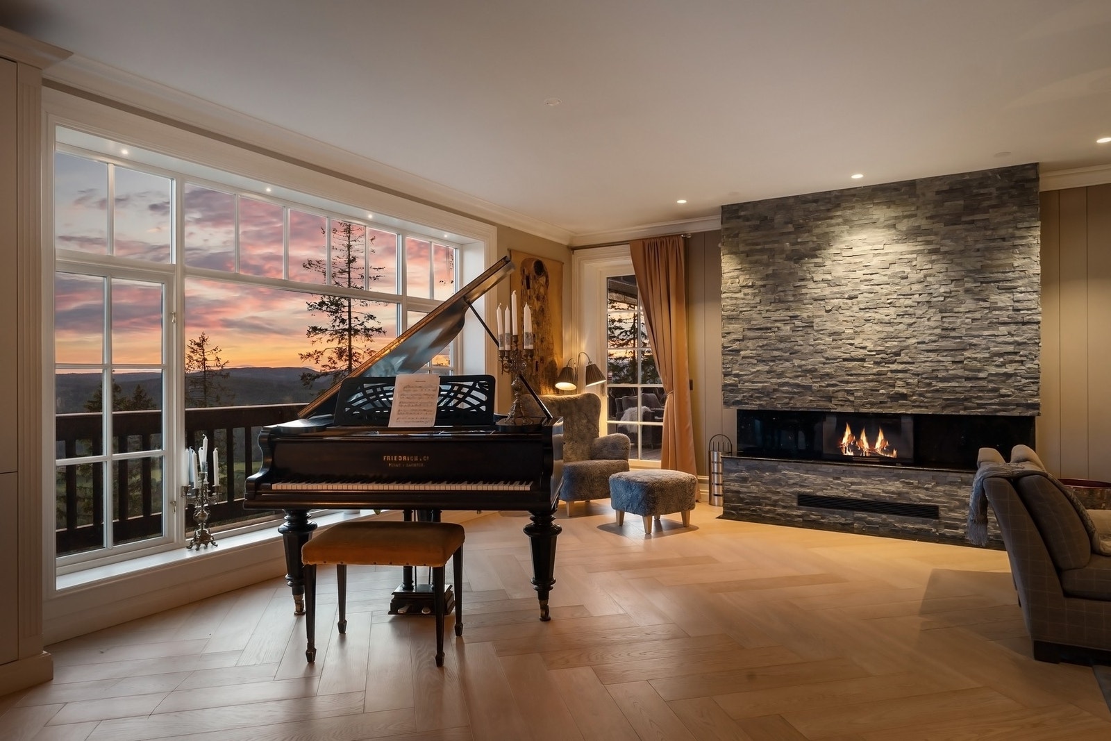 Fra stuen er det direkte utgang til overbygget og stor terrasse. Galleribilde