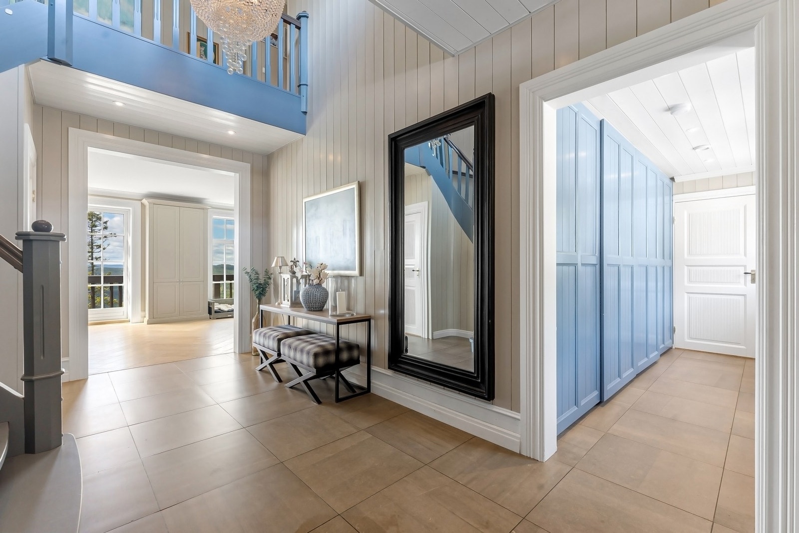 Hall, inngang til garderobe med snekkerbygde skap. Galleribilde