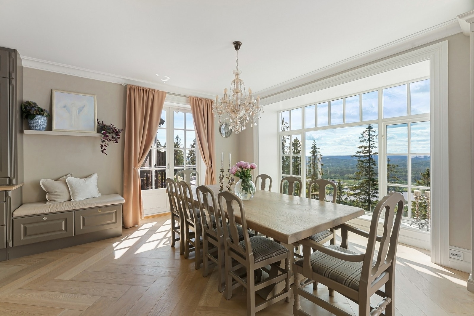 Stor og sosial spisestue med flott utsikt, utgang til frokost terrasse mot øst. Galleribilde