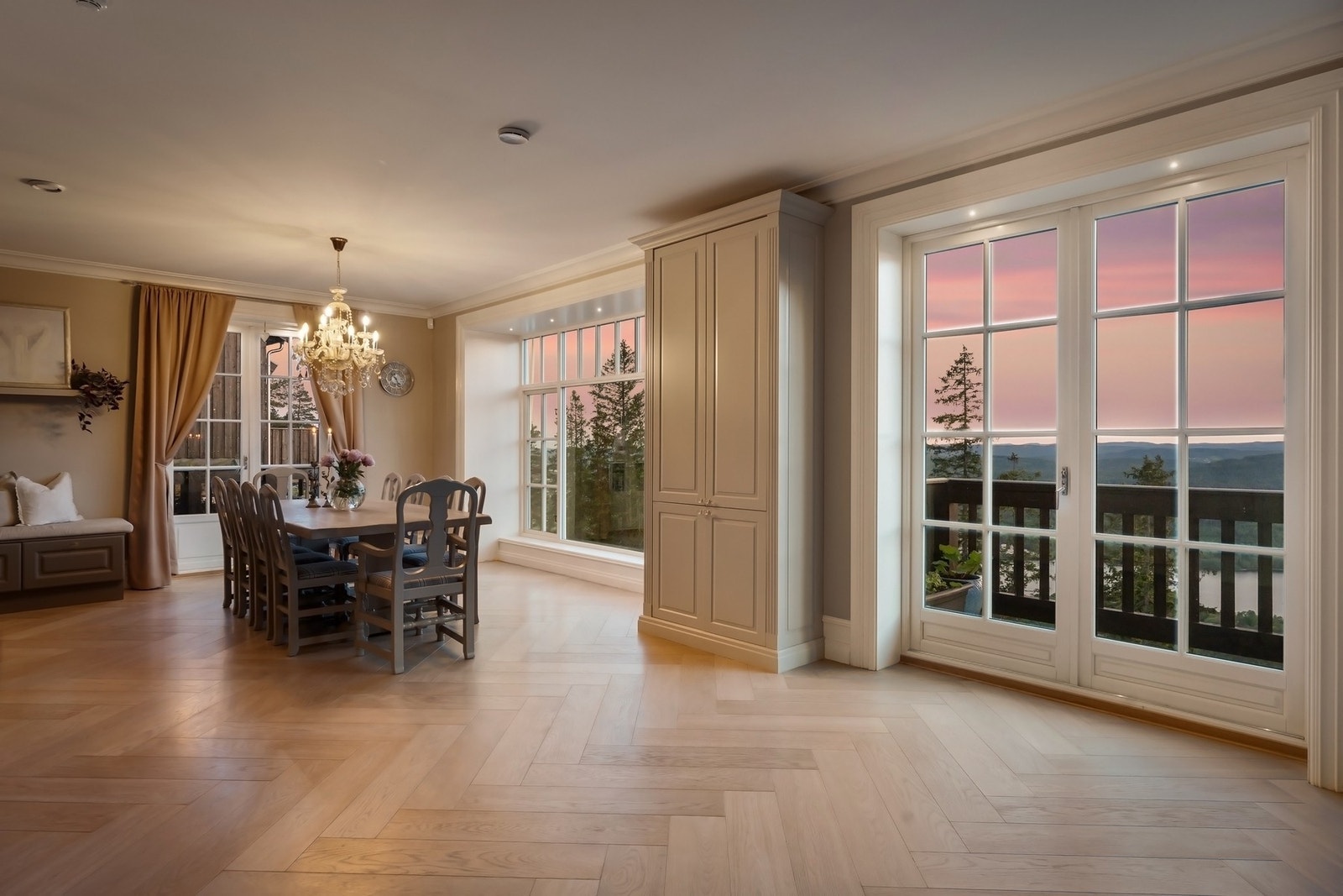 Vakker solnedgang og kveldshimmel kan nytes fra tilnærmet alle rom i boligen. Galleribilde