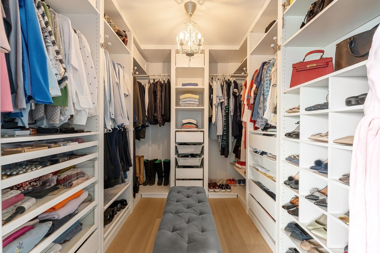 Walk in closet. Galleribilde