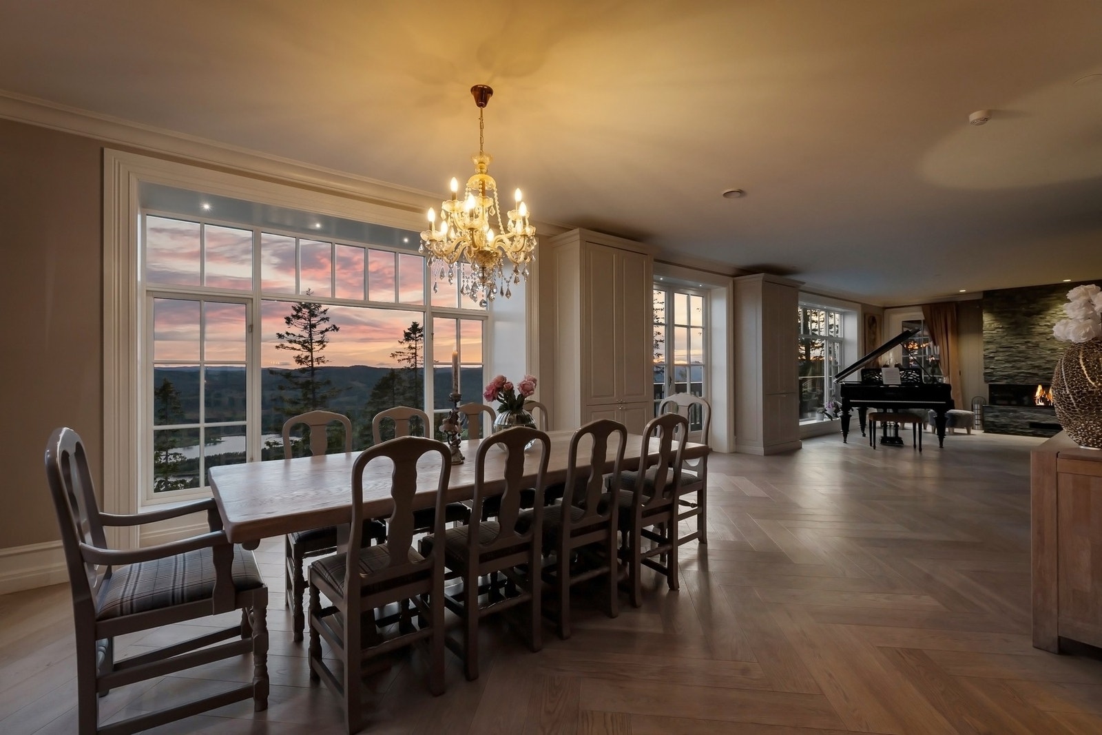 Kveldsstemning med vakker utsikt mot solnedgang mot vest. Galleribilde