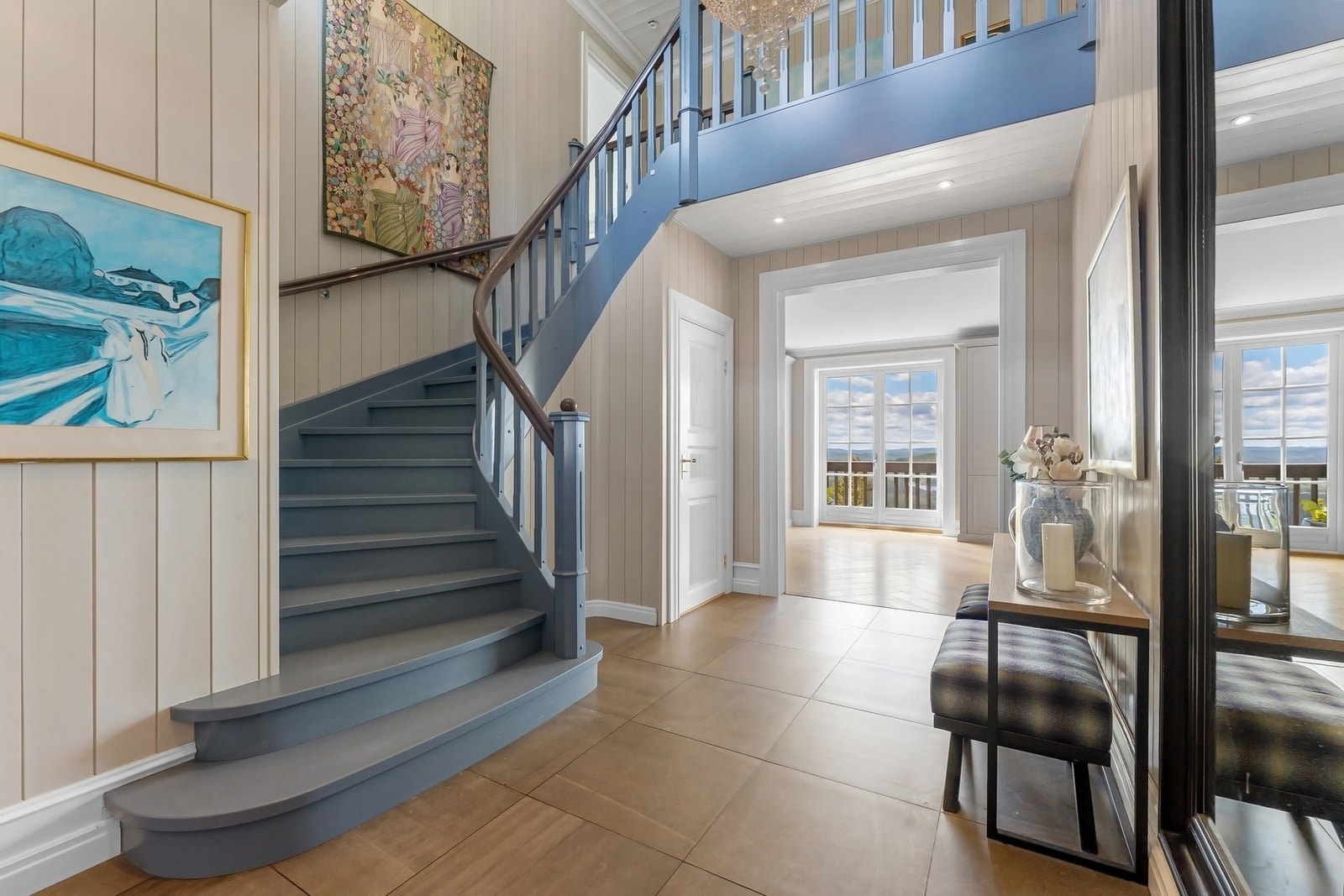 Hall med representativ trapp opp til 2.etasje Galleribilde