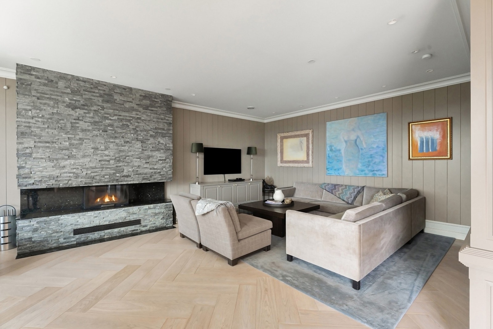 Boligen har gjennomgående bruk av snekkerbygde møbler/innredning og utstrakt bruk av integrert belysning i himling. Galleribilde