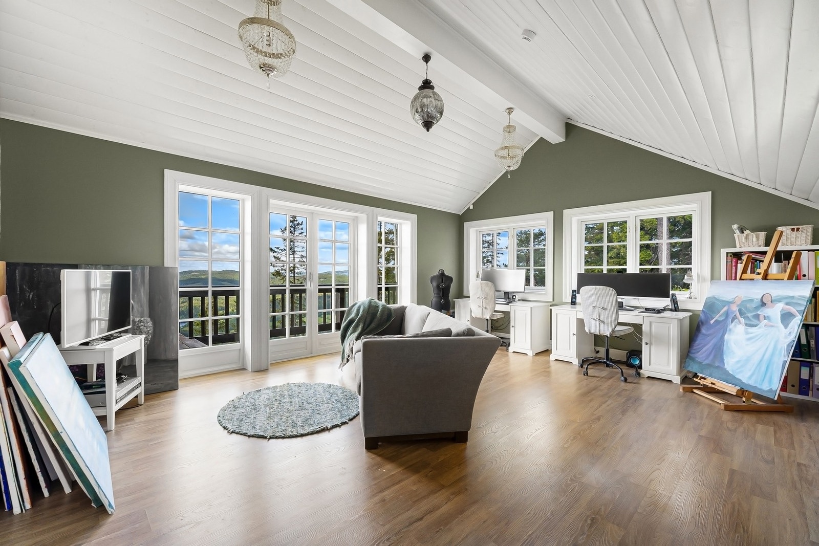 Atelier/stue med god takhøyde og direkte utgang til terrasse. Galleribilde