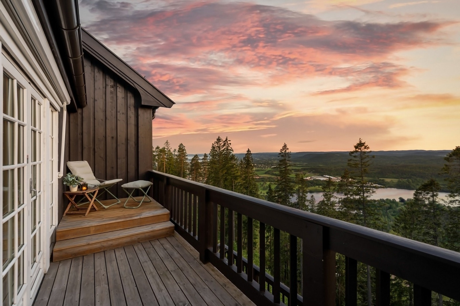 Terrasse med vakker utsikt og sen kveldssol. Galleribilde