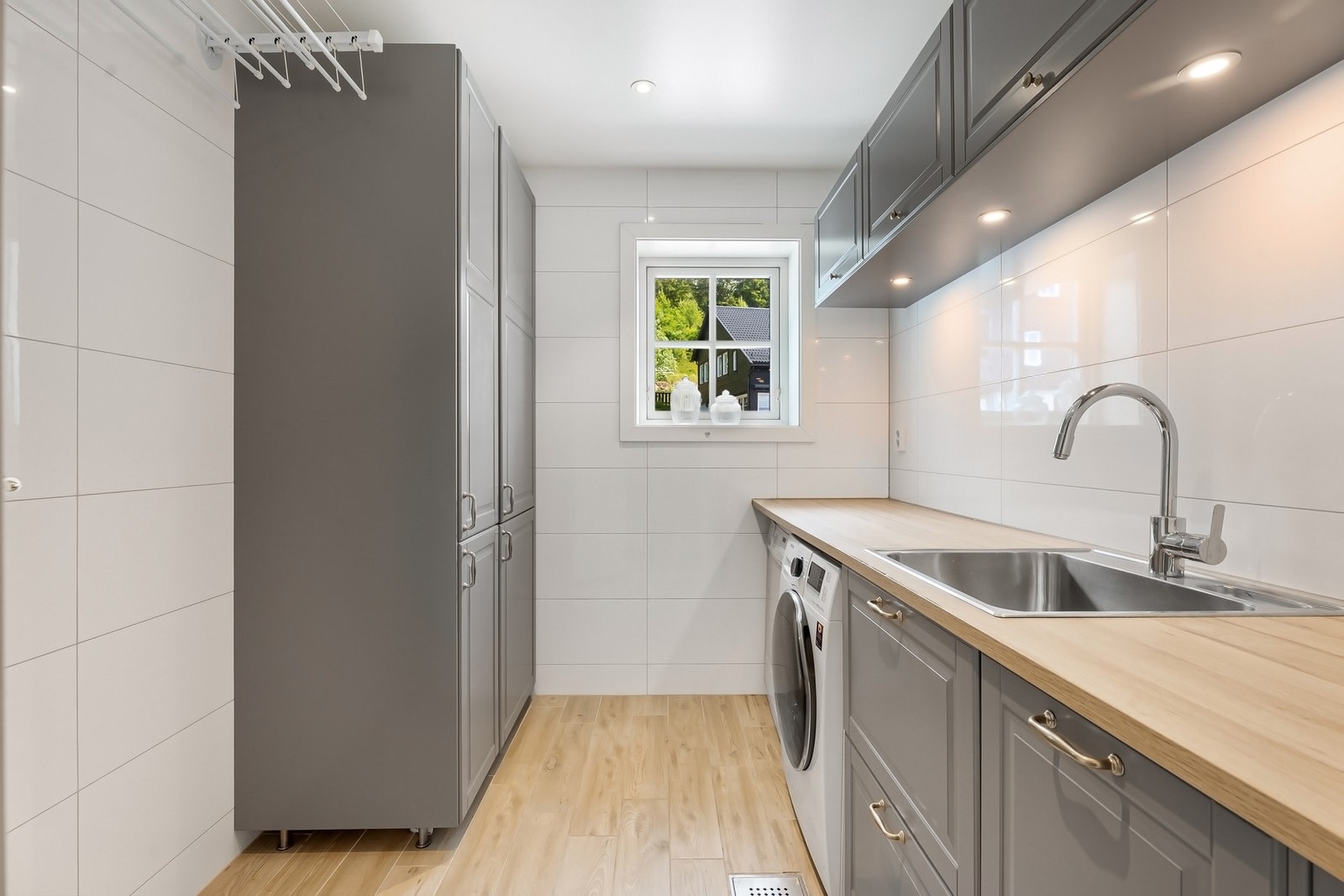 Praktisk vaskerom plassbygd innredning. Galleribilde