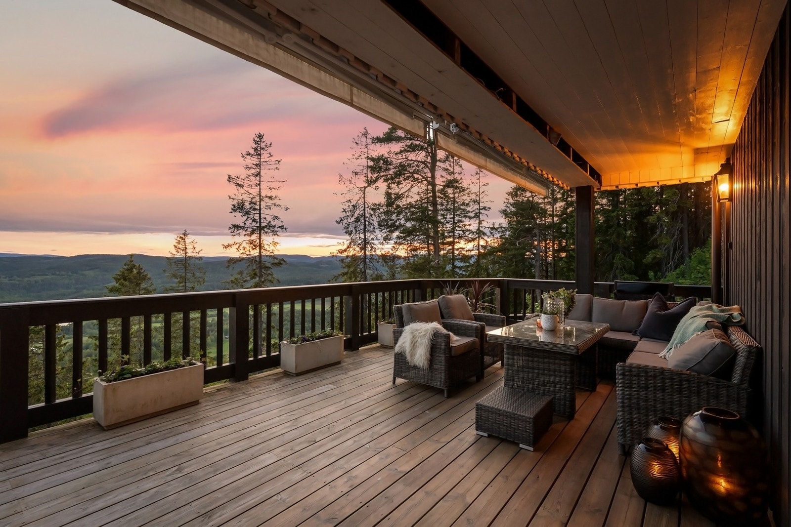 Lun og overbygget terrasse med god plass til sosiale sammenkomster. Galleribilde