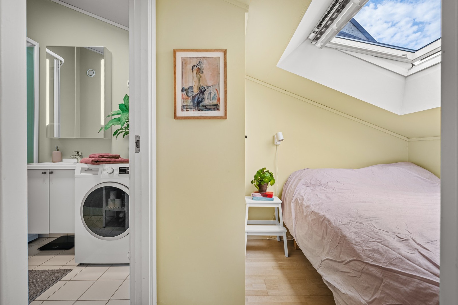 - Eget soverom med velux-vindu | Rommet er malt i pent fargevalg - Galleribilde