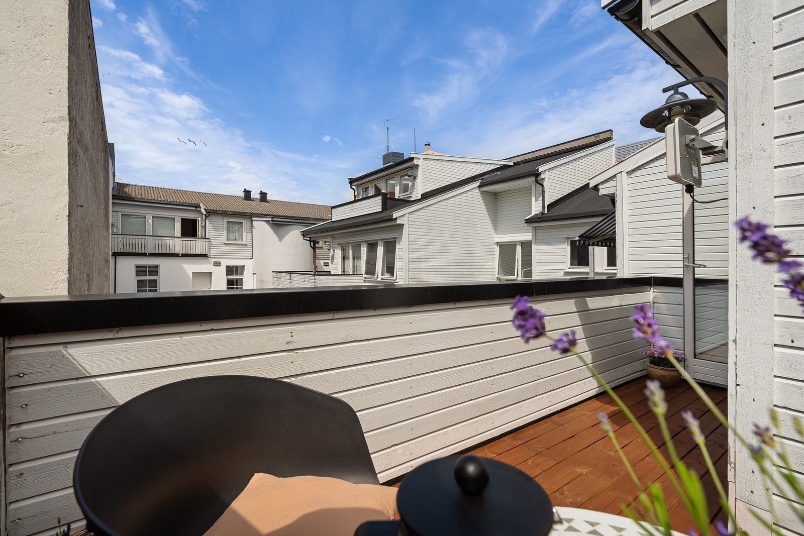 - Veranda har nylig fått en oppgradering som maling og bytting av terrassebord | Deilig uteplass som måler hele 7 kvm - Galleribilde