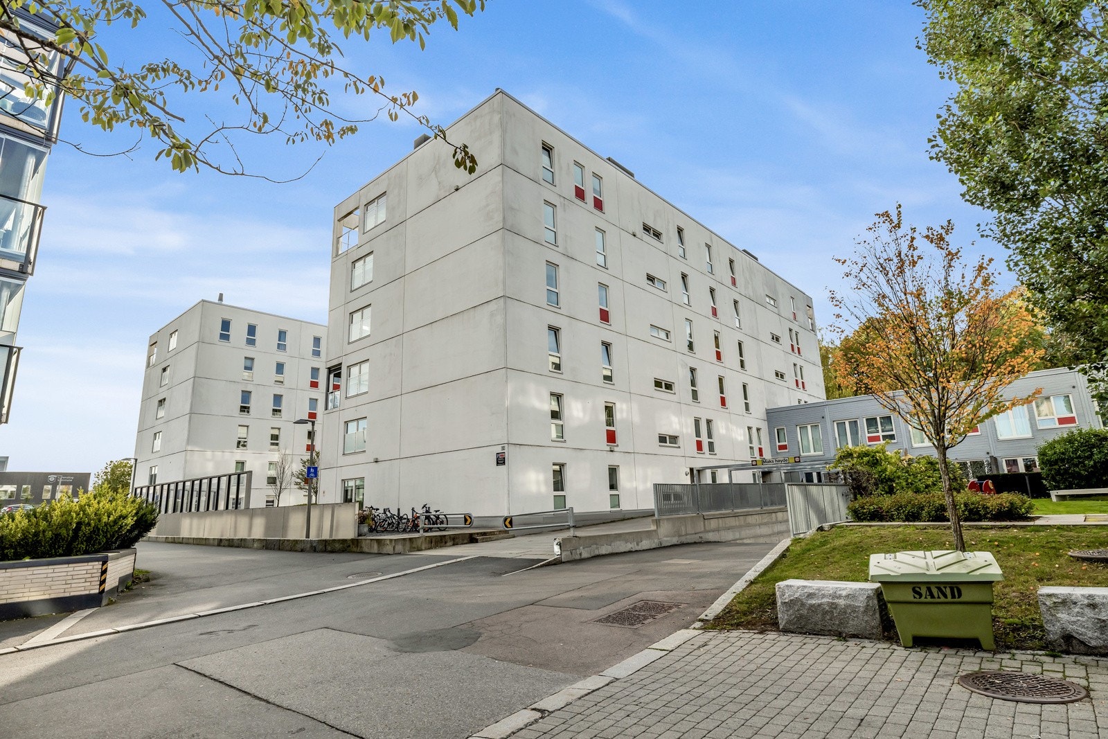 Nærmeste togstasjon blir Lørenskog stasjon som er ca. 6 minutter unna med bil. Galleribilde