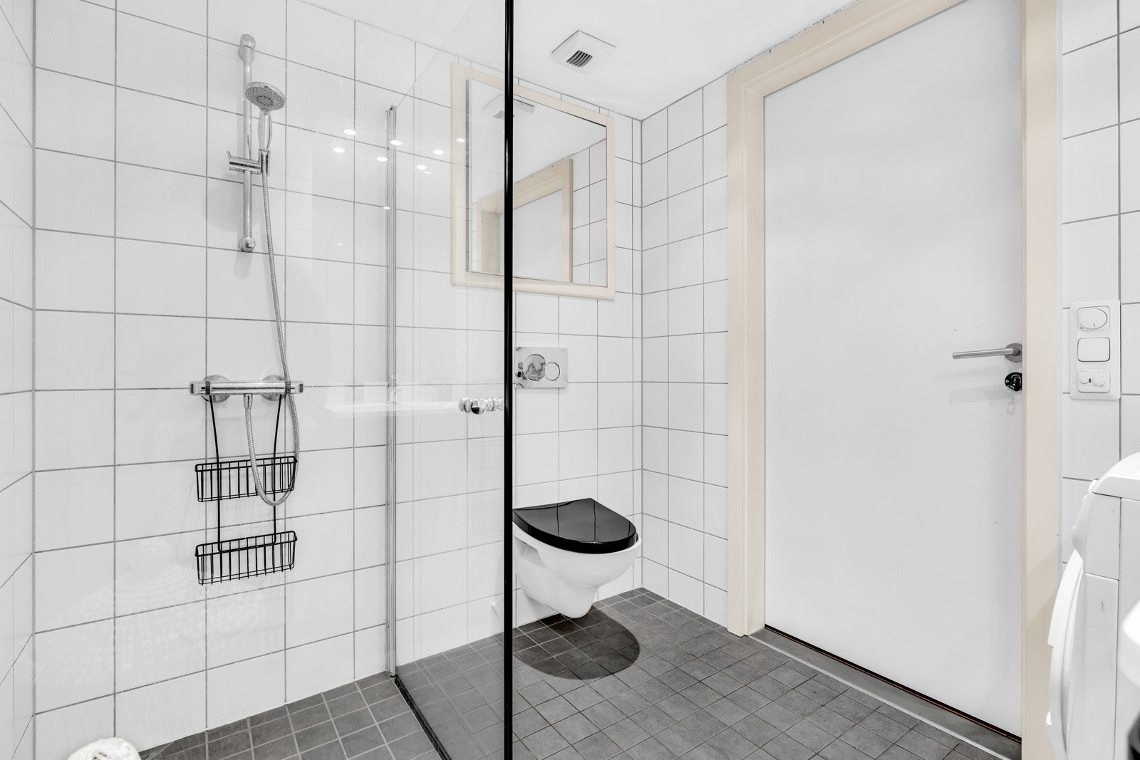 Baderomsinnredningen består av vegghengt servantskap med ovenpåliggende servant og ett-greps armatur, samt stikkontakt og speil med belysning over servant. Galleribilde