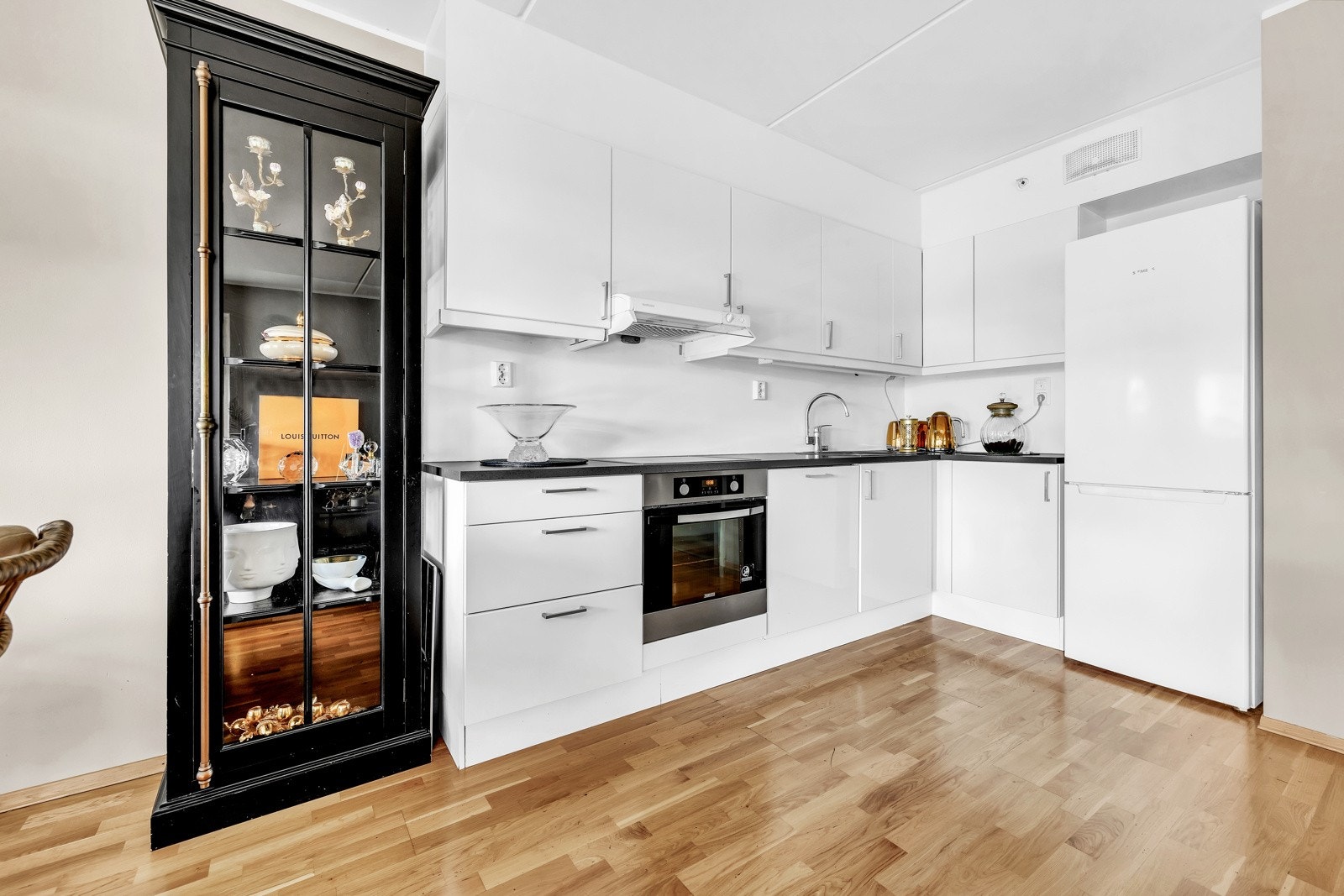 Kjøkkeninnredningen består av benkeplate av laminat og nedfelt oppvaskkum i rustfritt stål med ett-greps armatur. Galleribilde