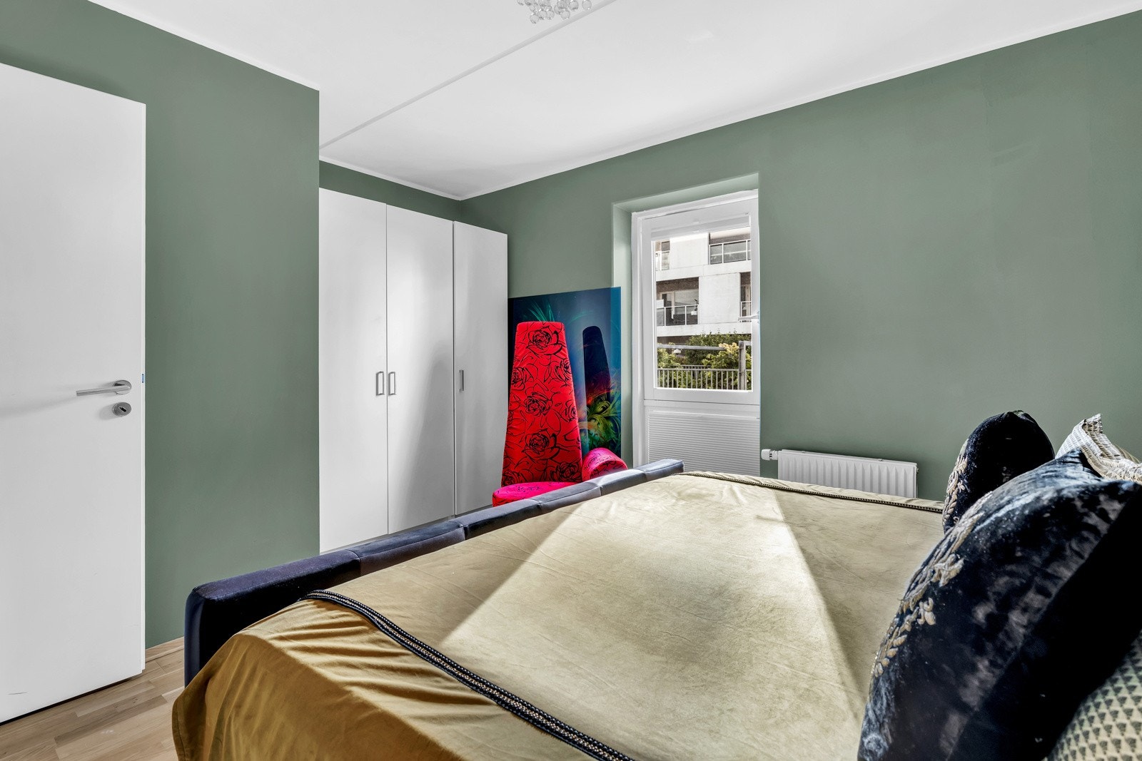 Begge soverommene er av stor størrelse, med god plass til dobbeltseng og garderobeløsninger. Galleribilde